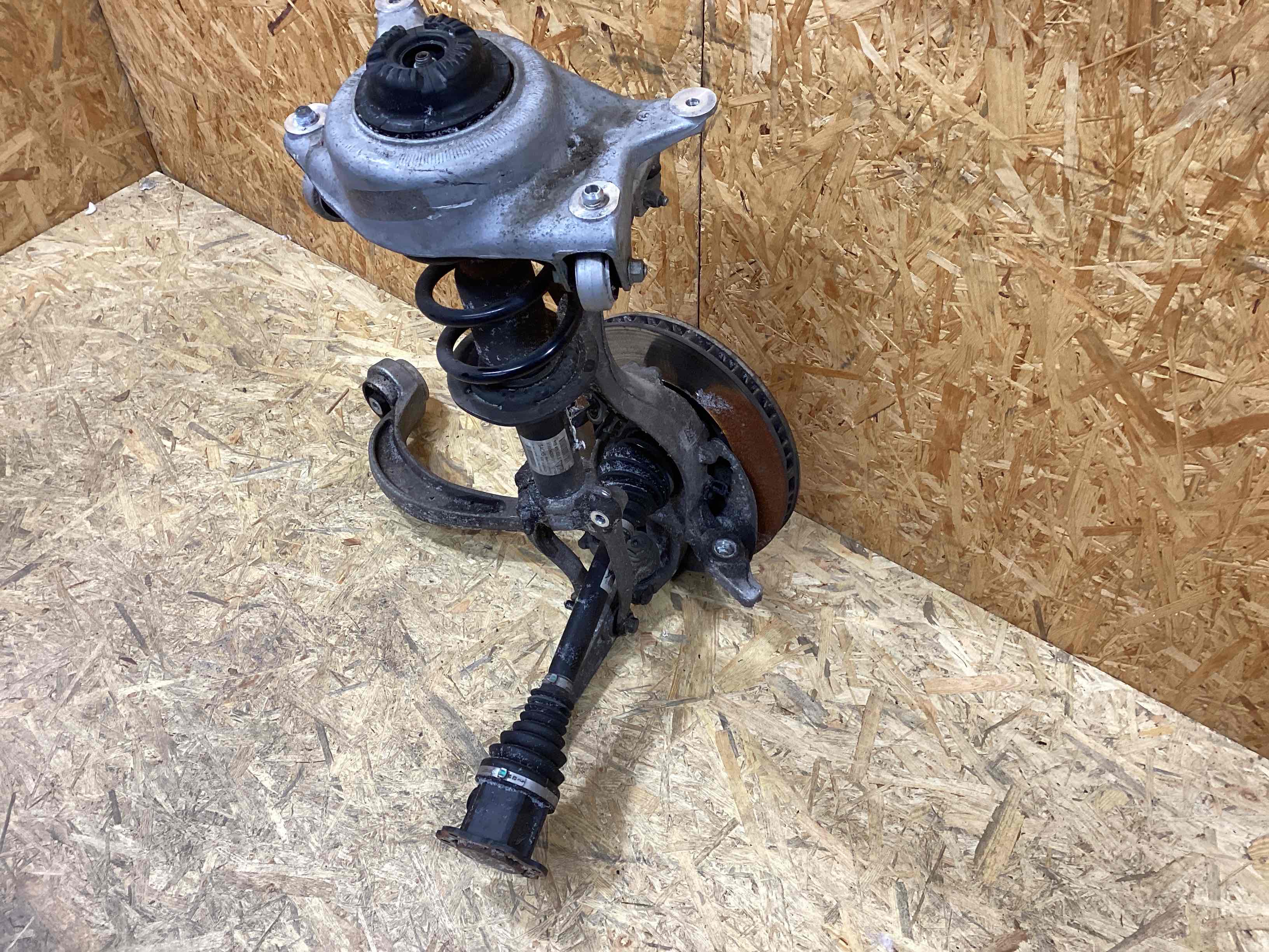 Кулак поворотный левый Porsche Macan 040226-105