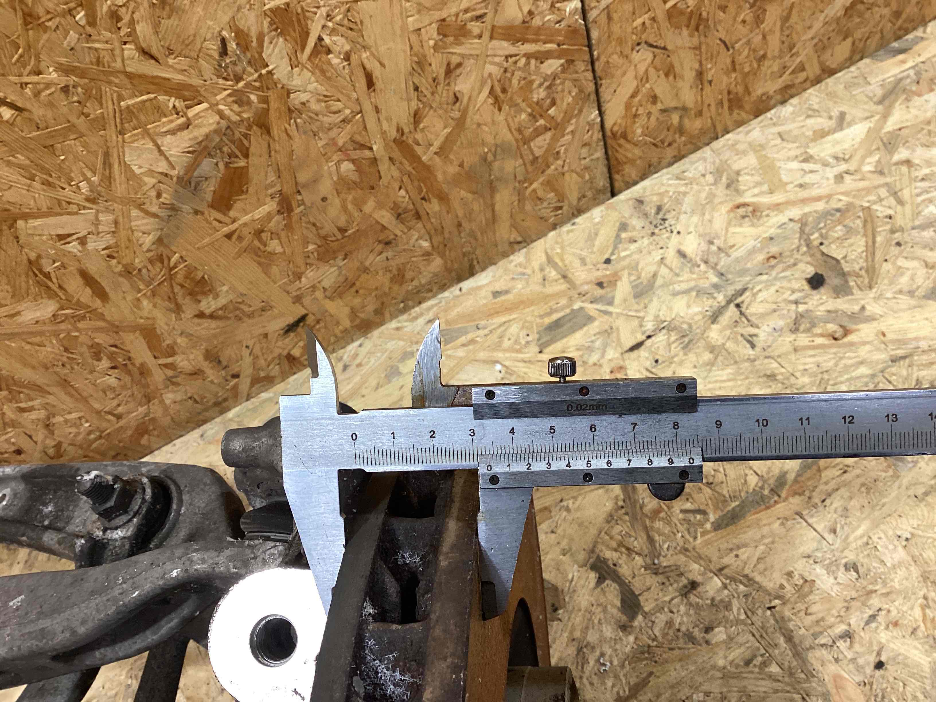 Кулак поворотный левый Porsche Macan 040226-105