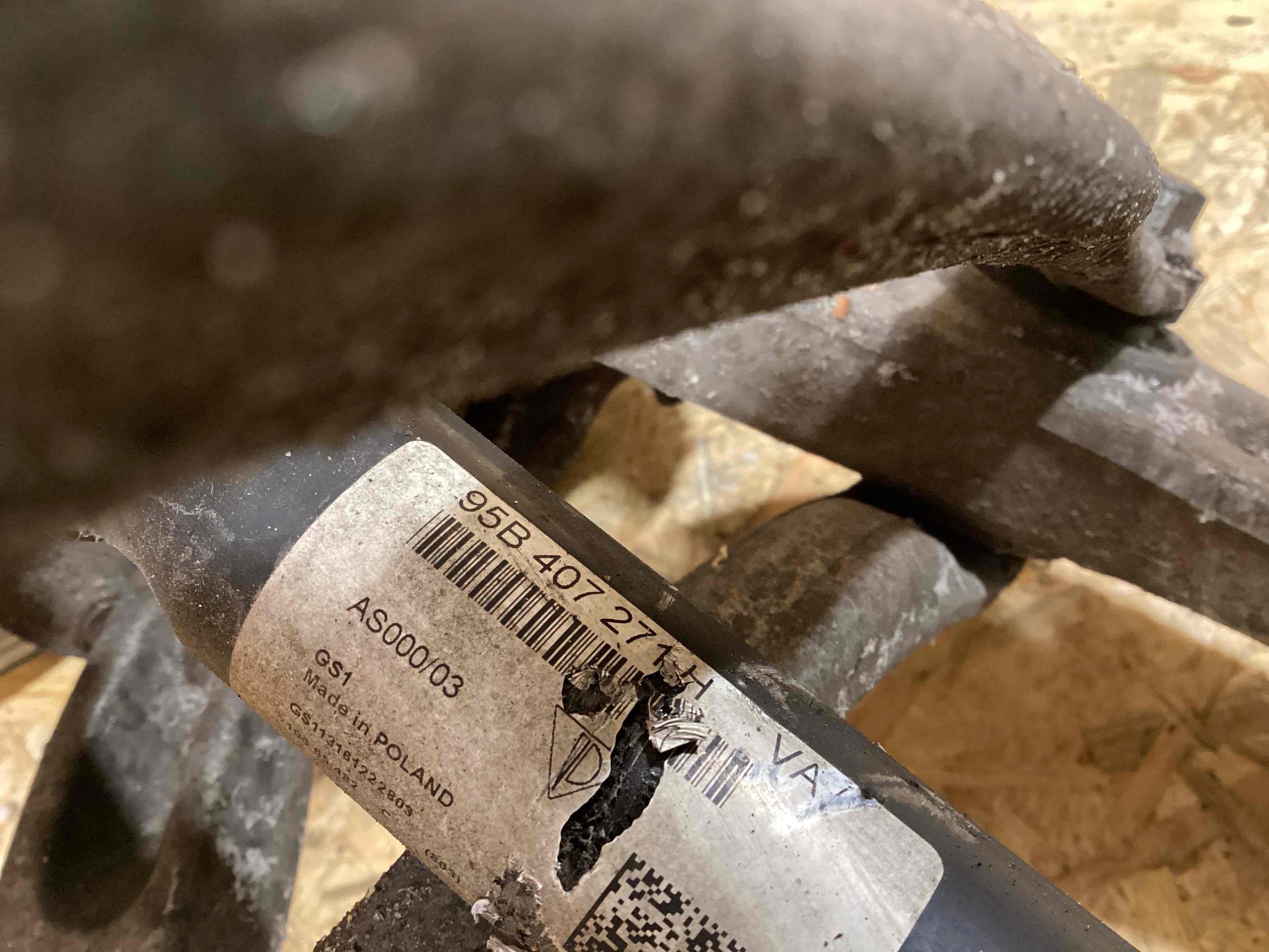 Кулак поворотный левый Porsche Macan 040226-105