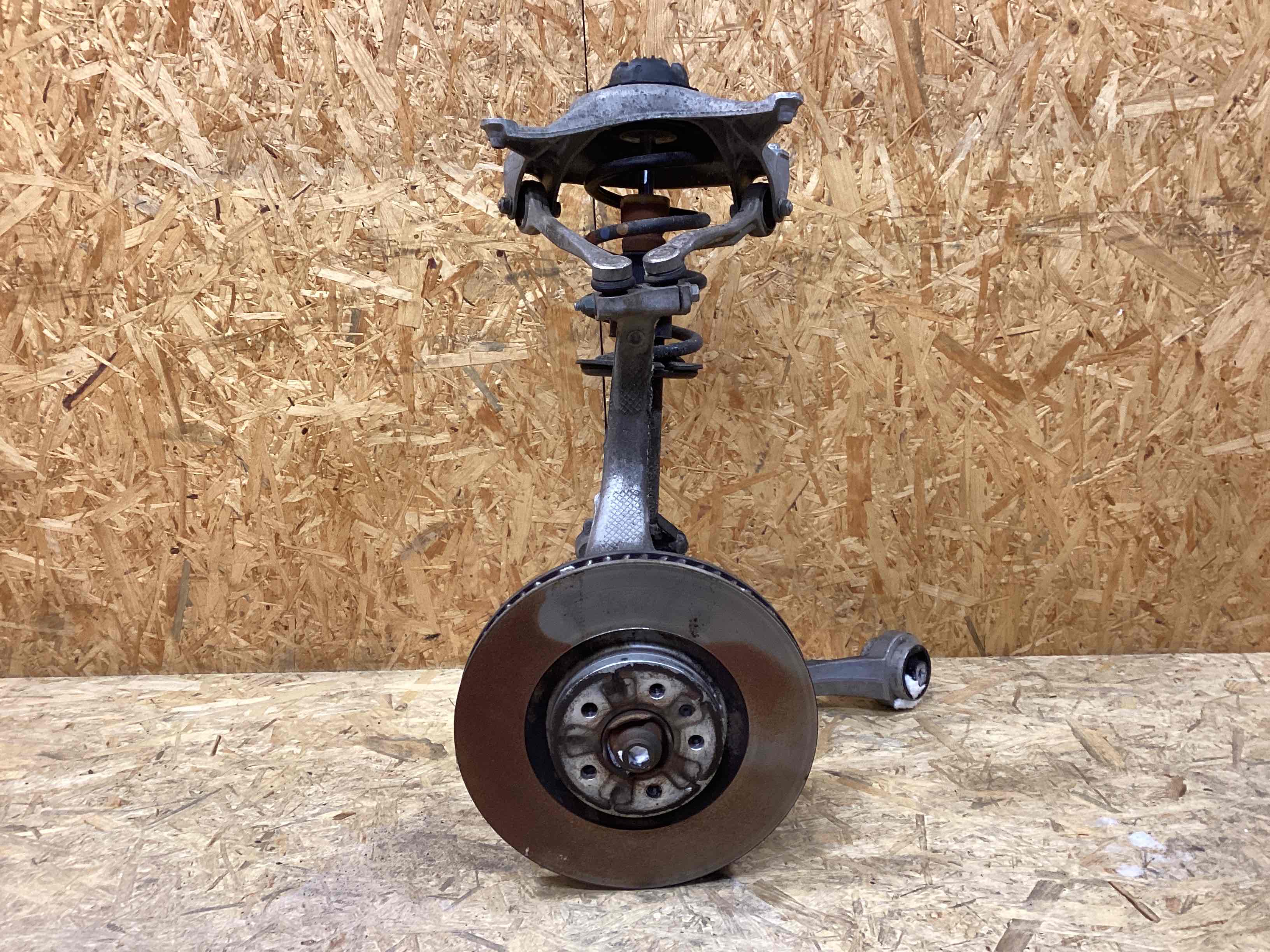 Кулак поворотный левый Porsche Macan 040226-105