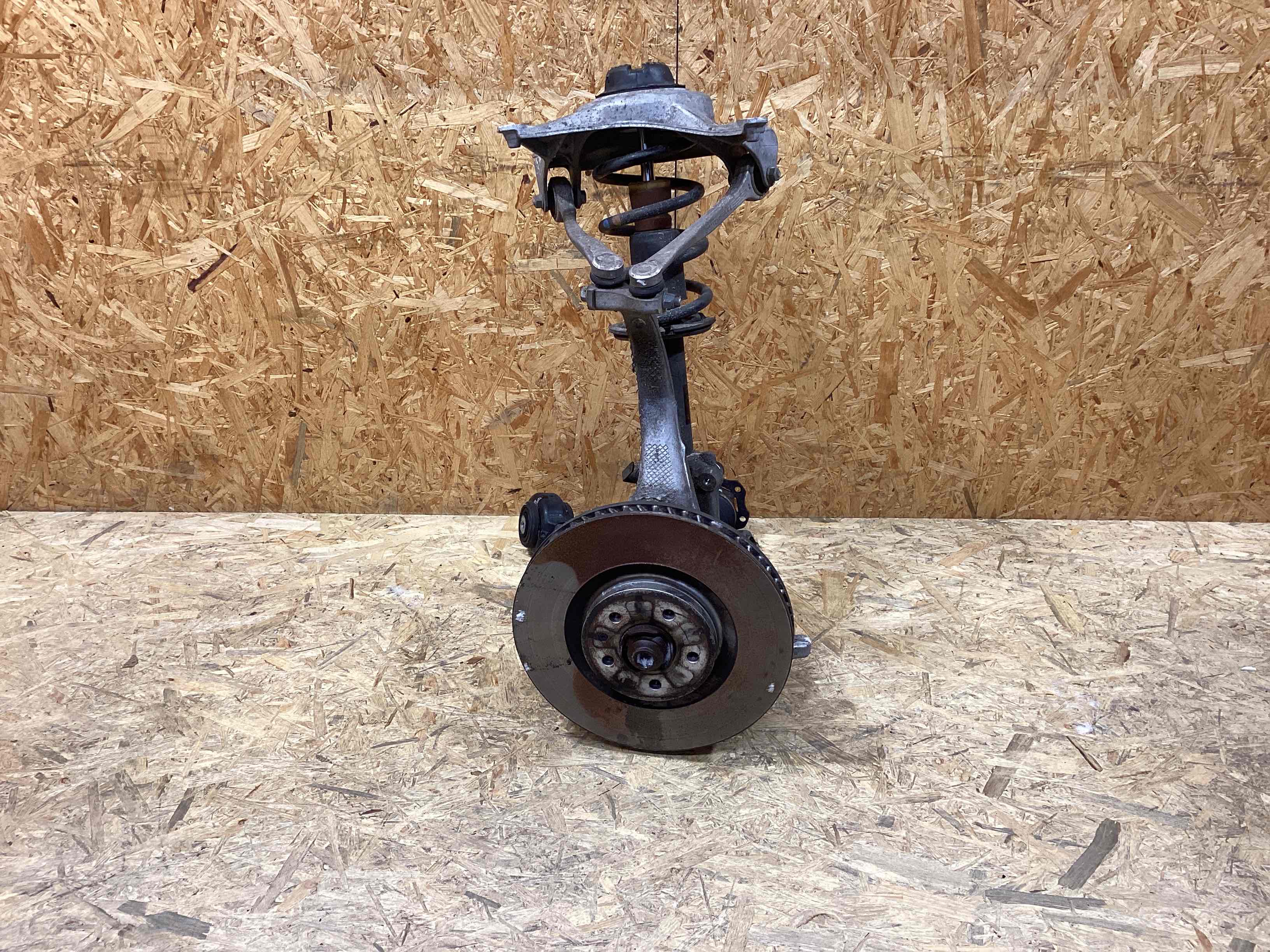 Кулак поворотный правый Porsche Macan 040226-106