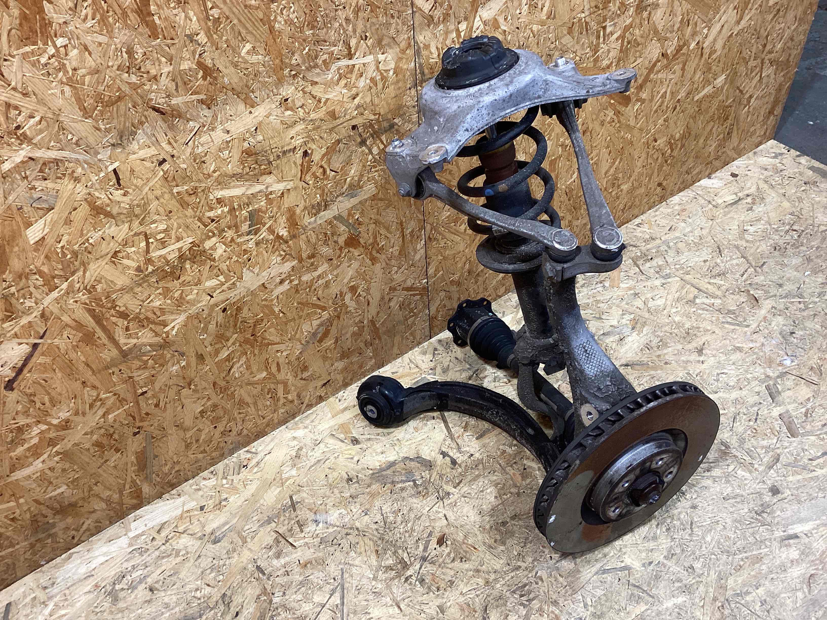 Кулак поворотный правый Porsche Macan 040226-106