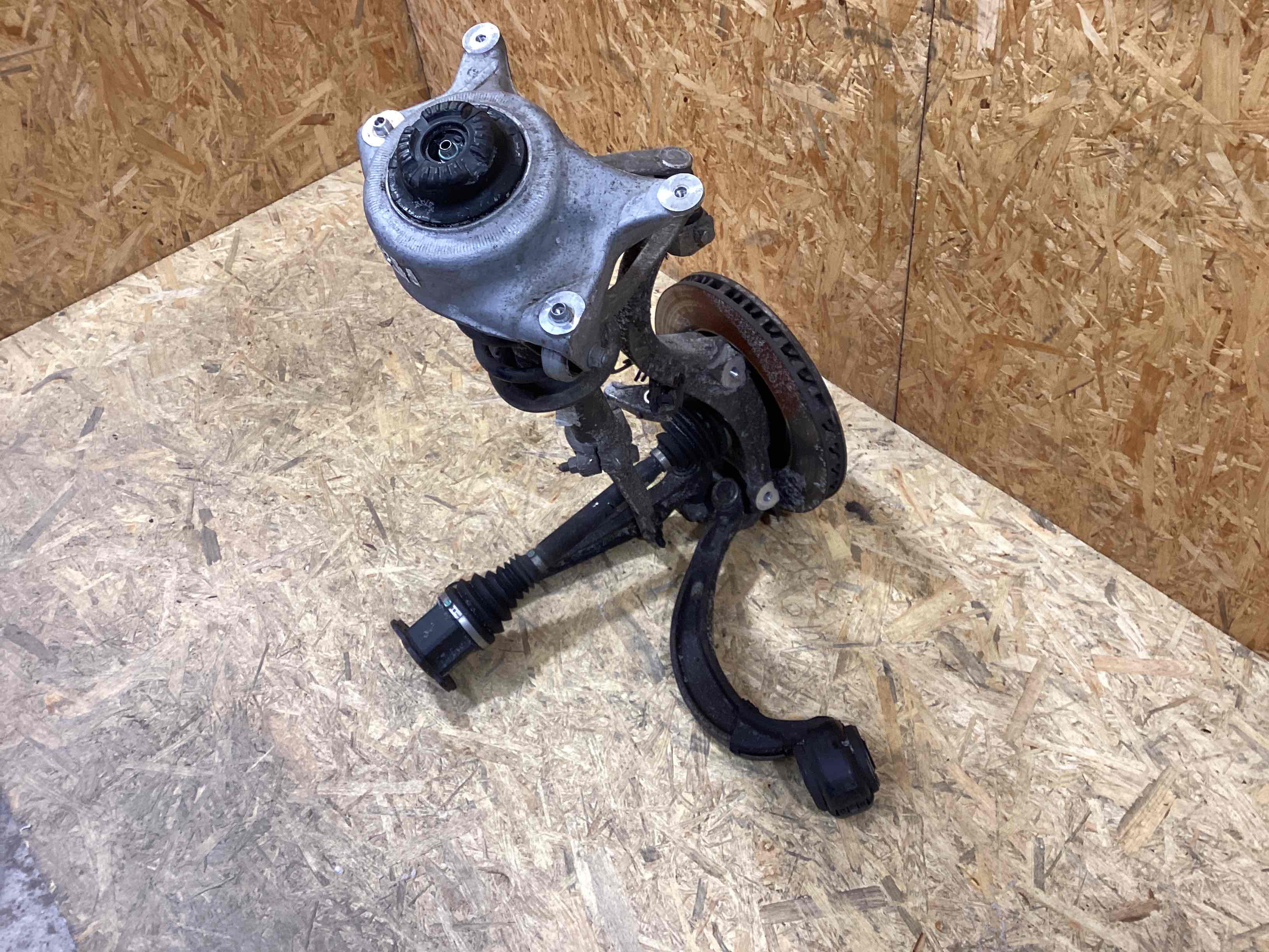 Кулак поворотный правый Porsche Macan 040226-106