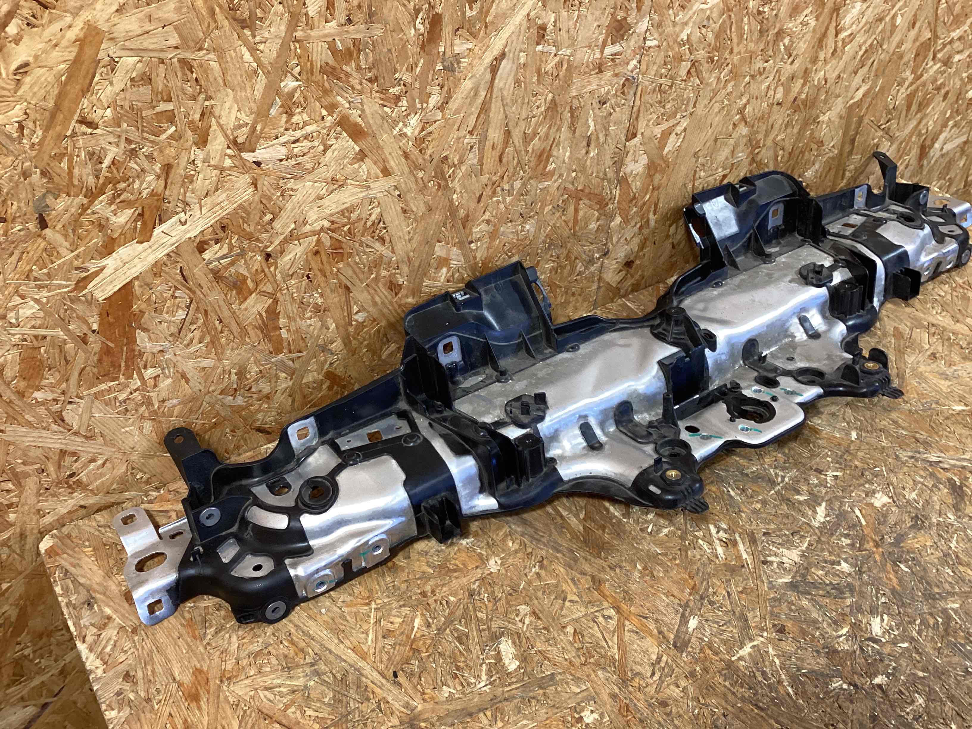 Передняя панель крепления облицовки (телевизор) Porsche Macan 040326-105