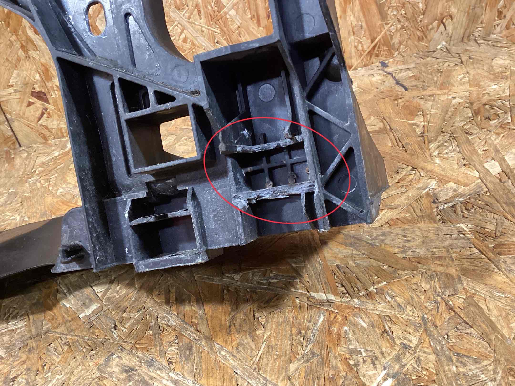 Опора радиатора, крепление/кронштейн, уплотнитель радиатора Porsche Macan 040326-109