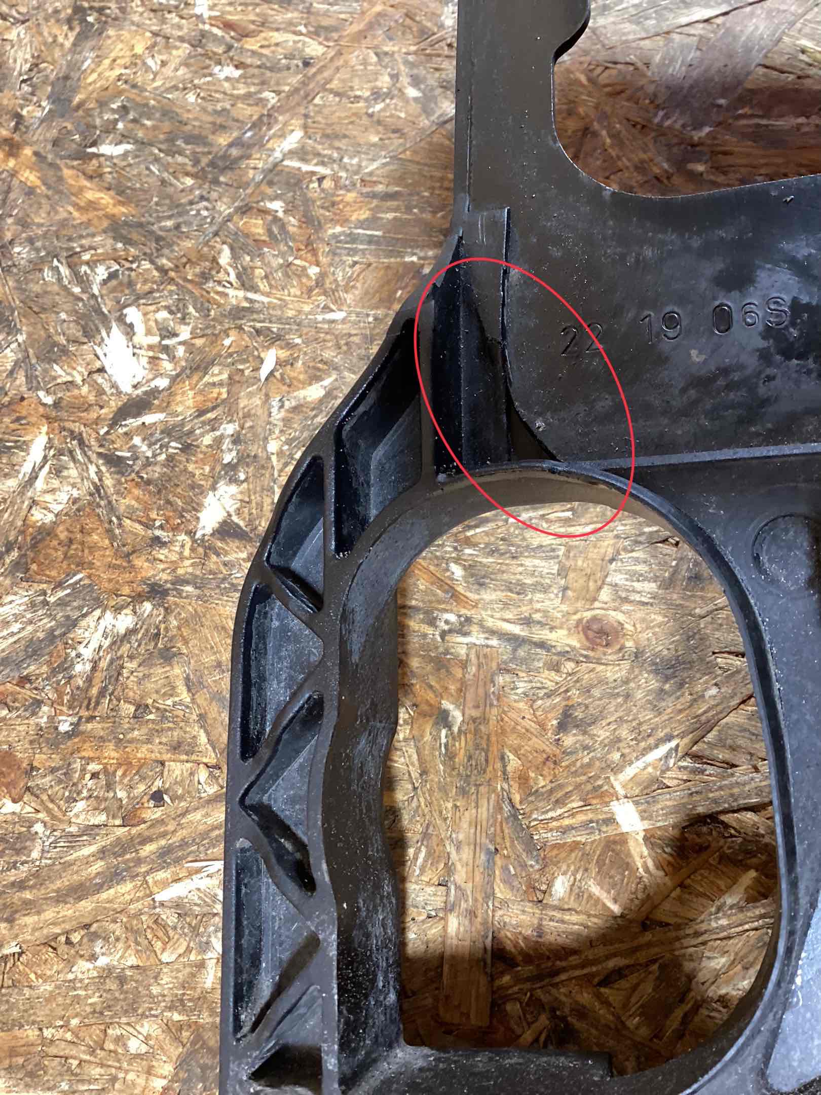 Опора радиатора, крепление/кронштейн, уплотнитель радиатора Porsche Macan 040326-109