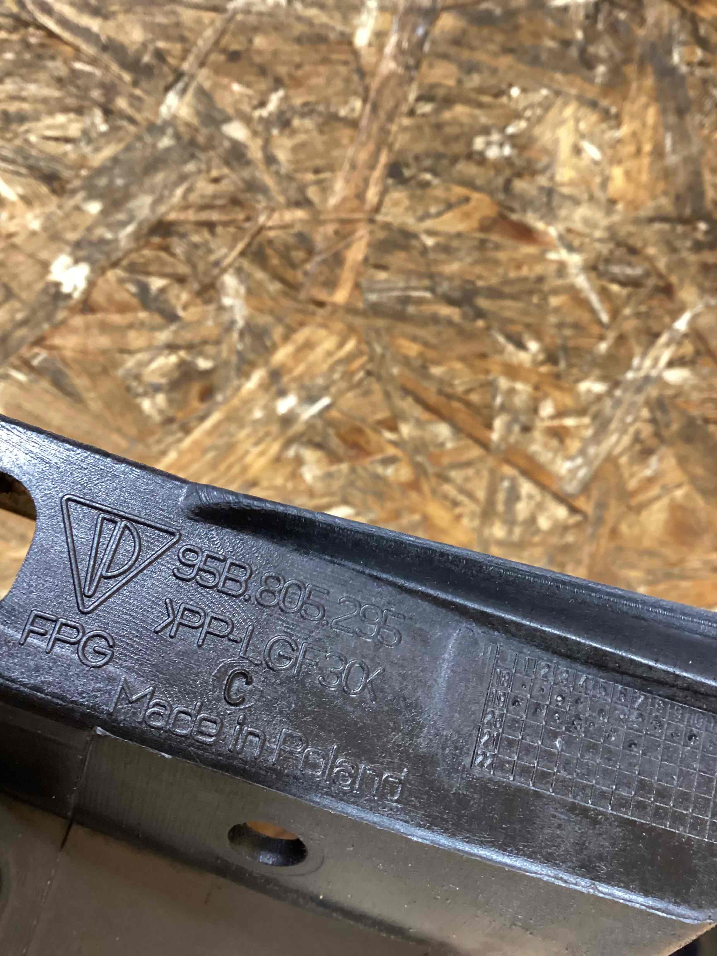 Опора радиатора, крепление/кронштейн, уплотнитель радиатора Porsche Macan 040326-109