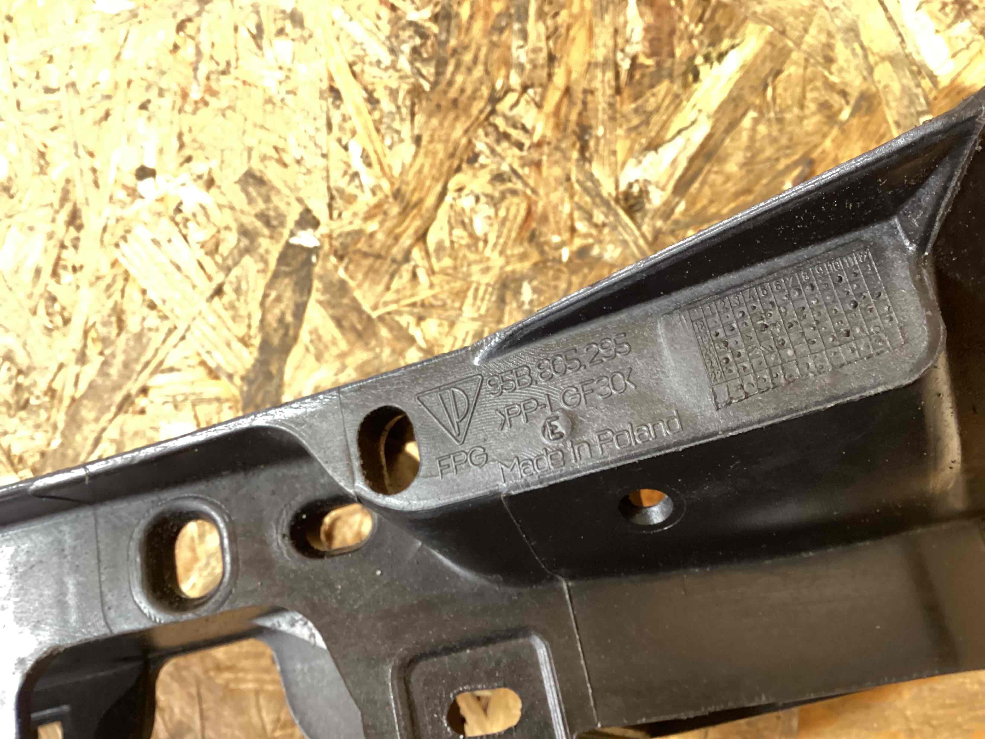 Опора радиатора, крепление/кронштейн, уплотнитель радиатора Porsche Macan 040326-111