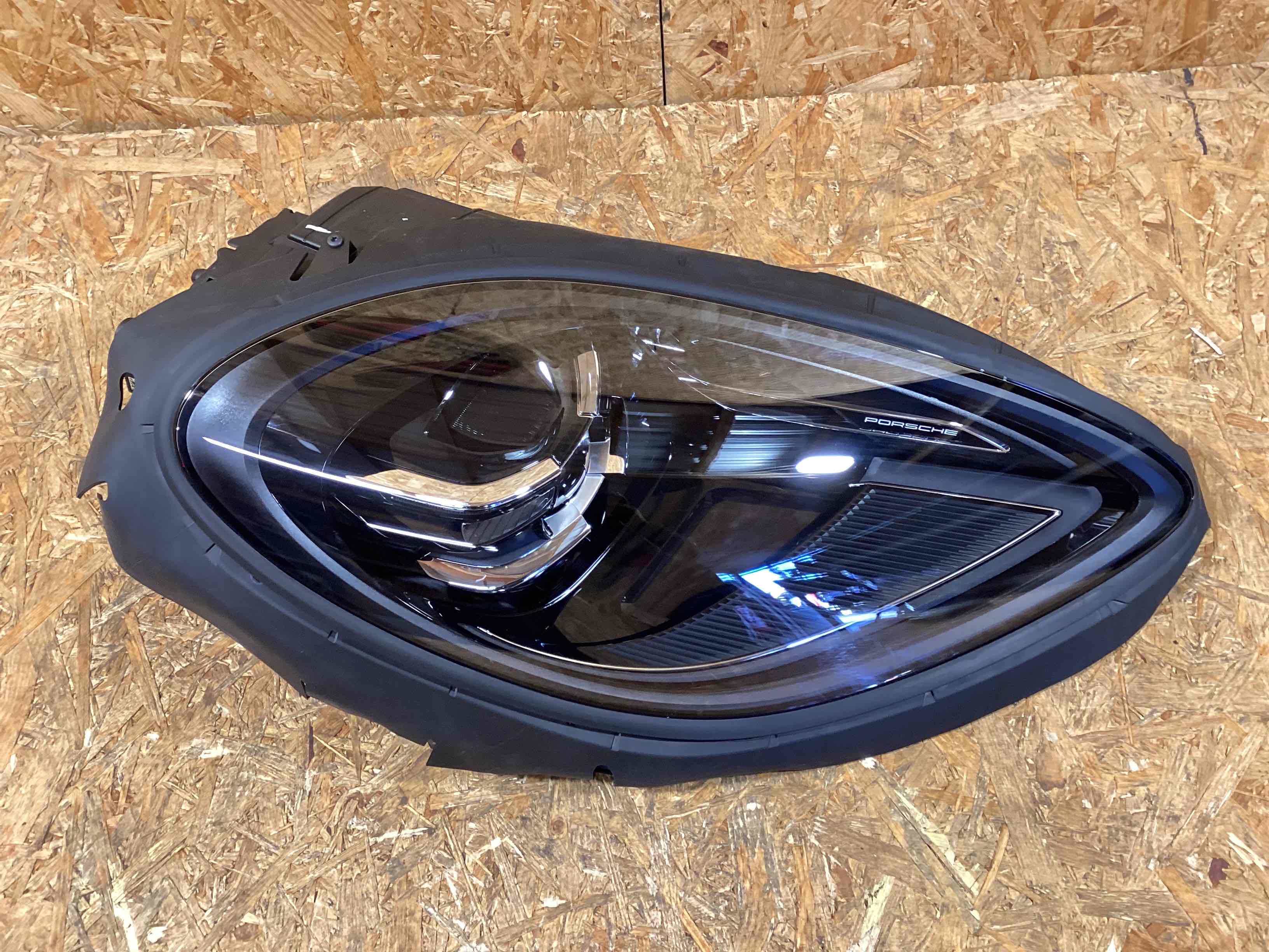 Фара правая Porsche Macan 040326-131