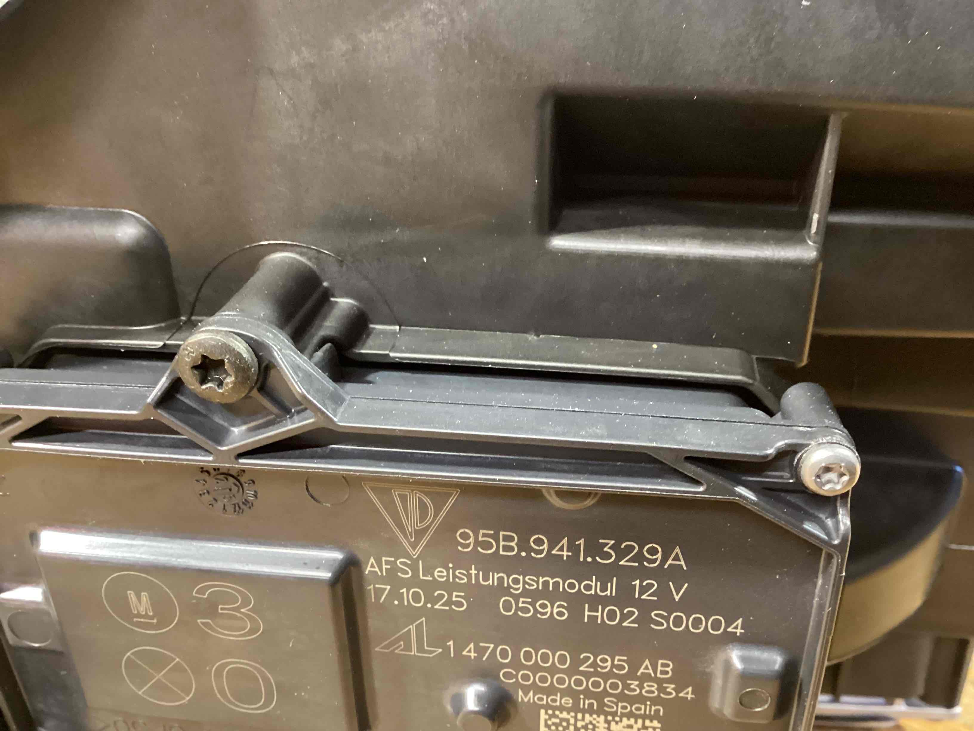 Фара правая Porsche Macan 040326-131