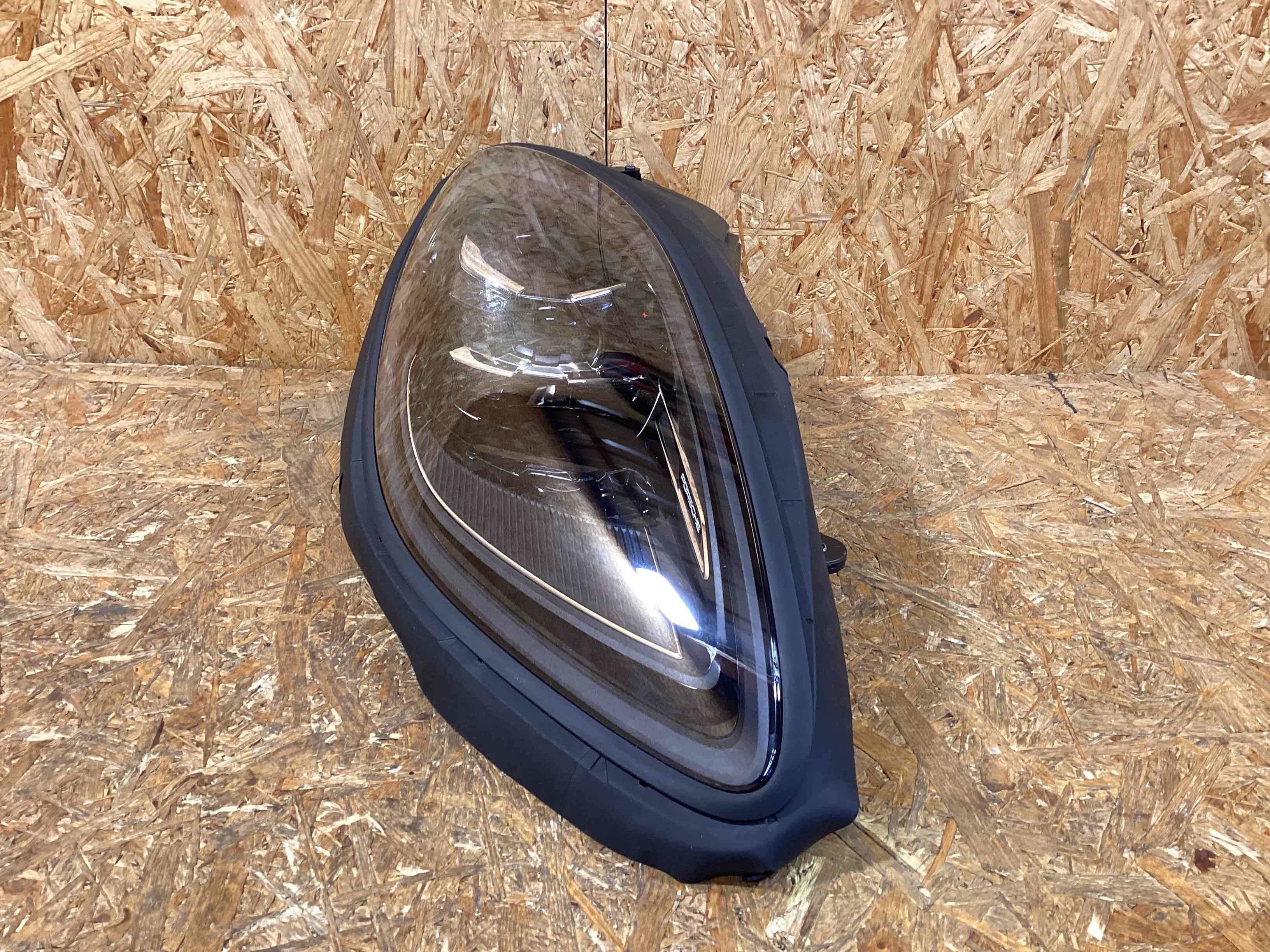 Фара правая Porsche Macan 040326-133