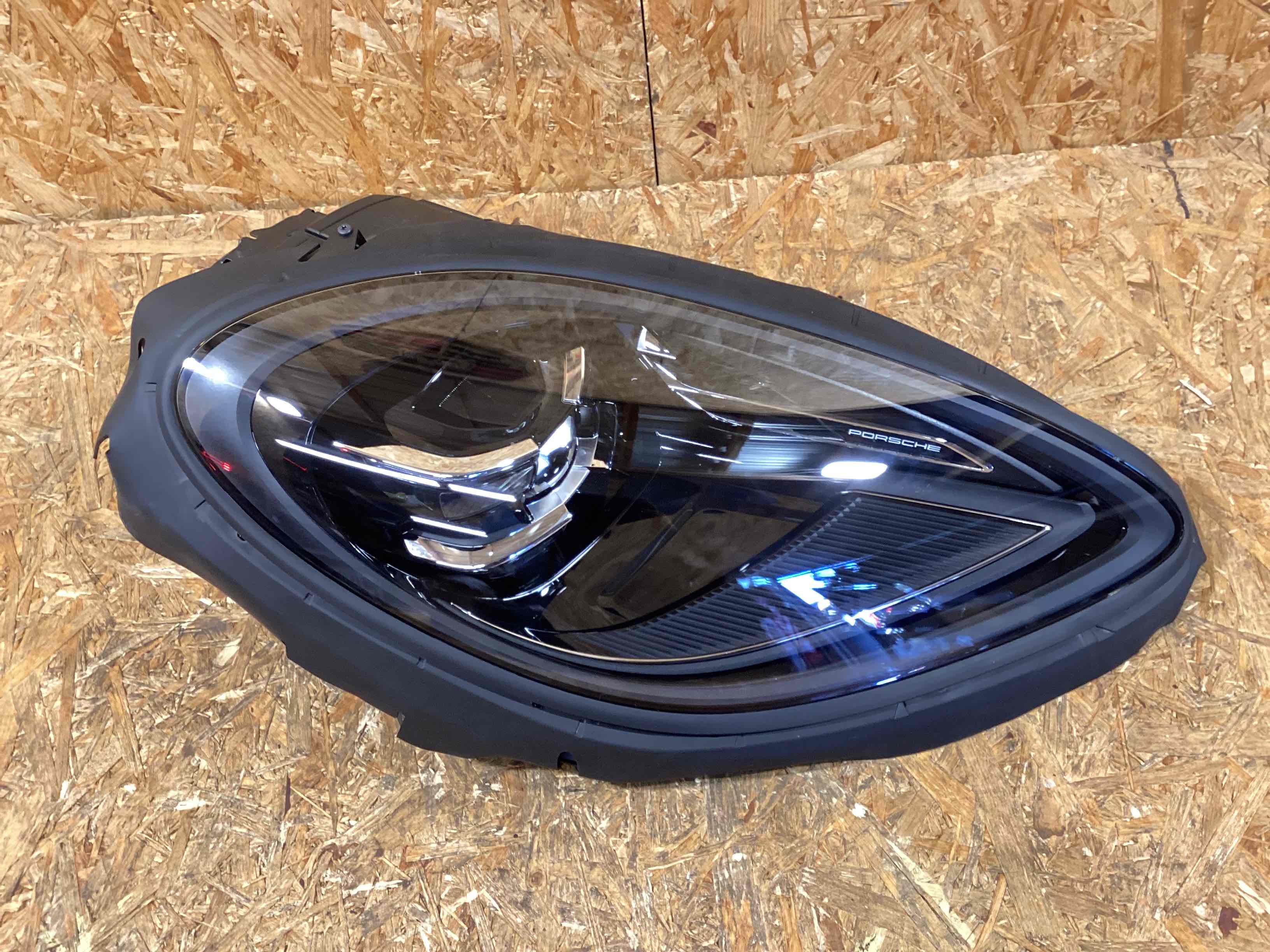 Фара правая Porsche Macan 040326-133