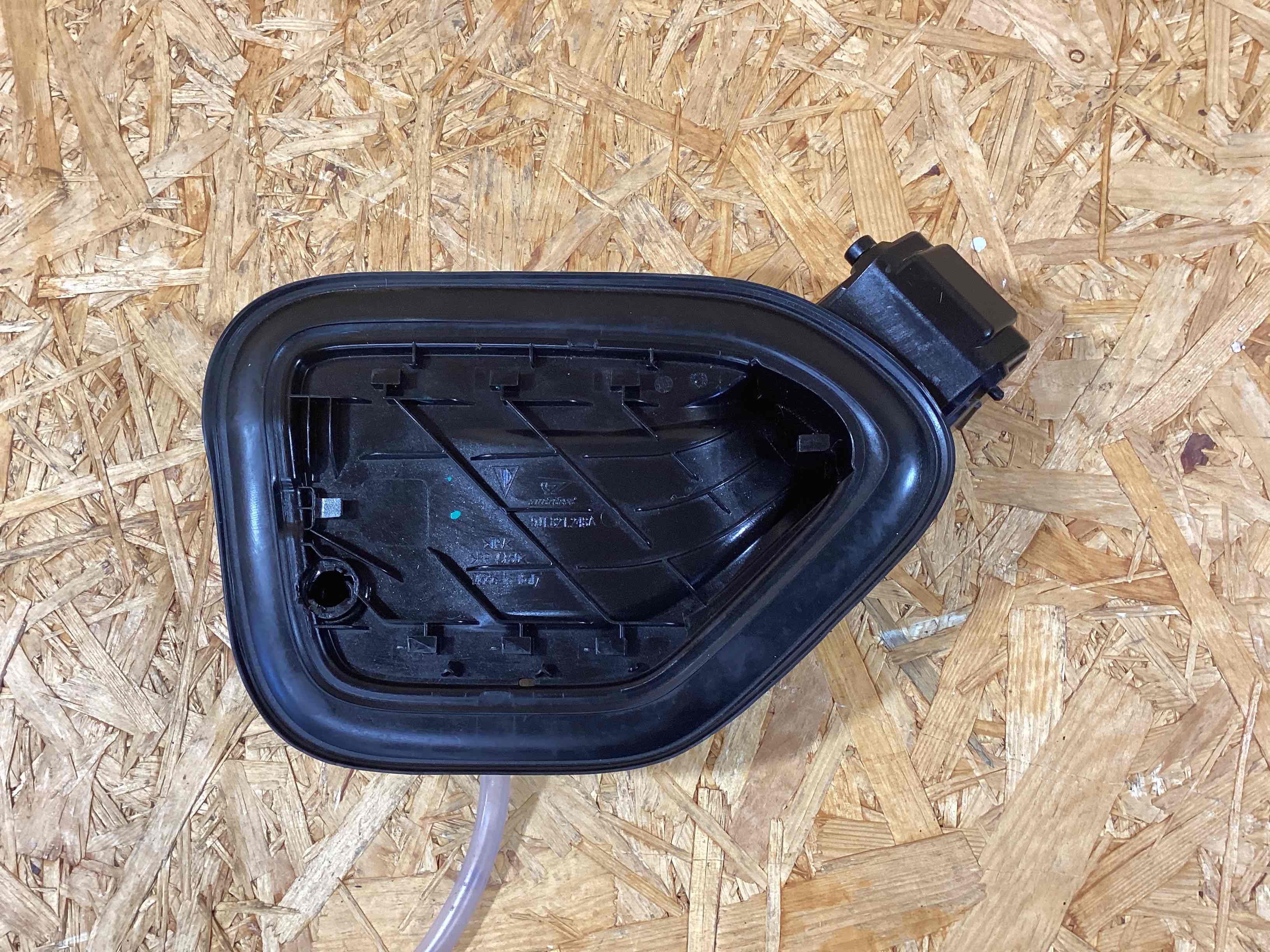 Лючок бака Porsche Taycan 040725-132