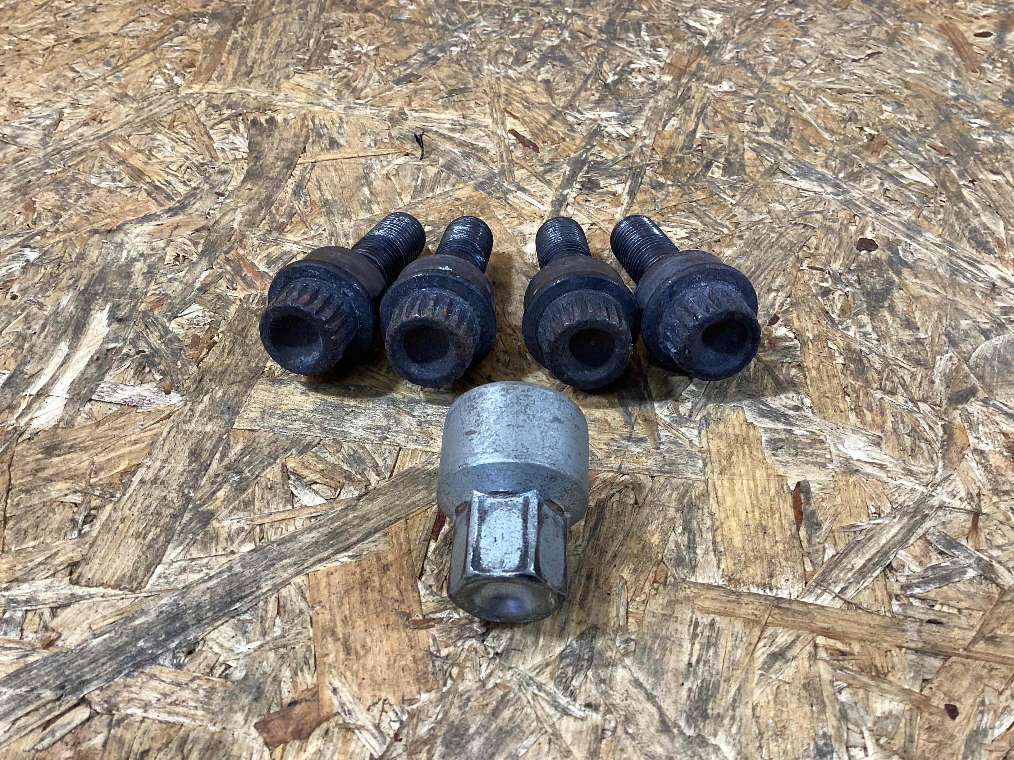 Колесо запасное, держатель, кронштейн, обшивка Porsche Macan 041125-108