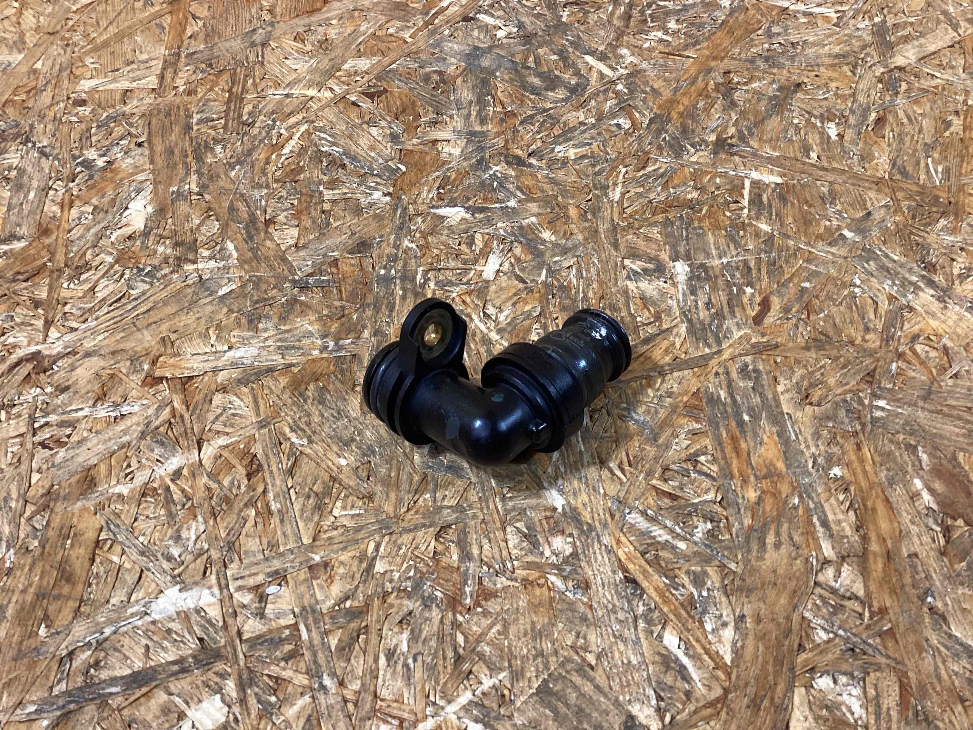 Патрубок Audi A4 041225-102