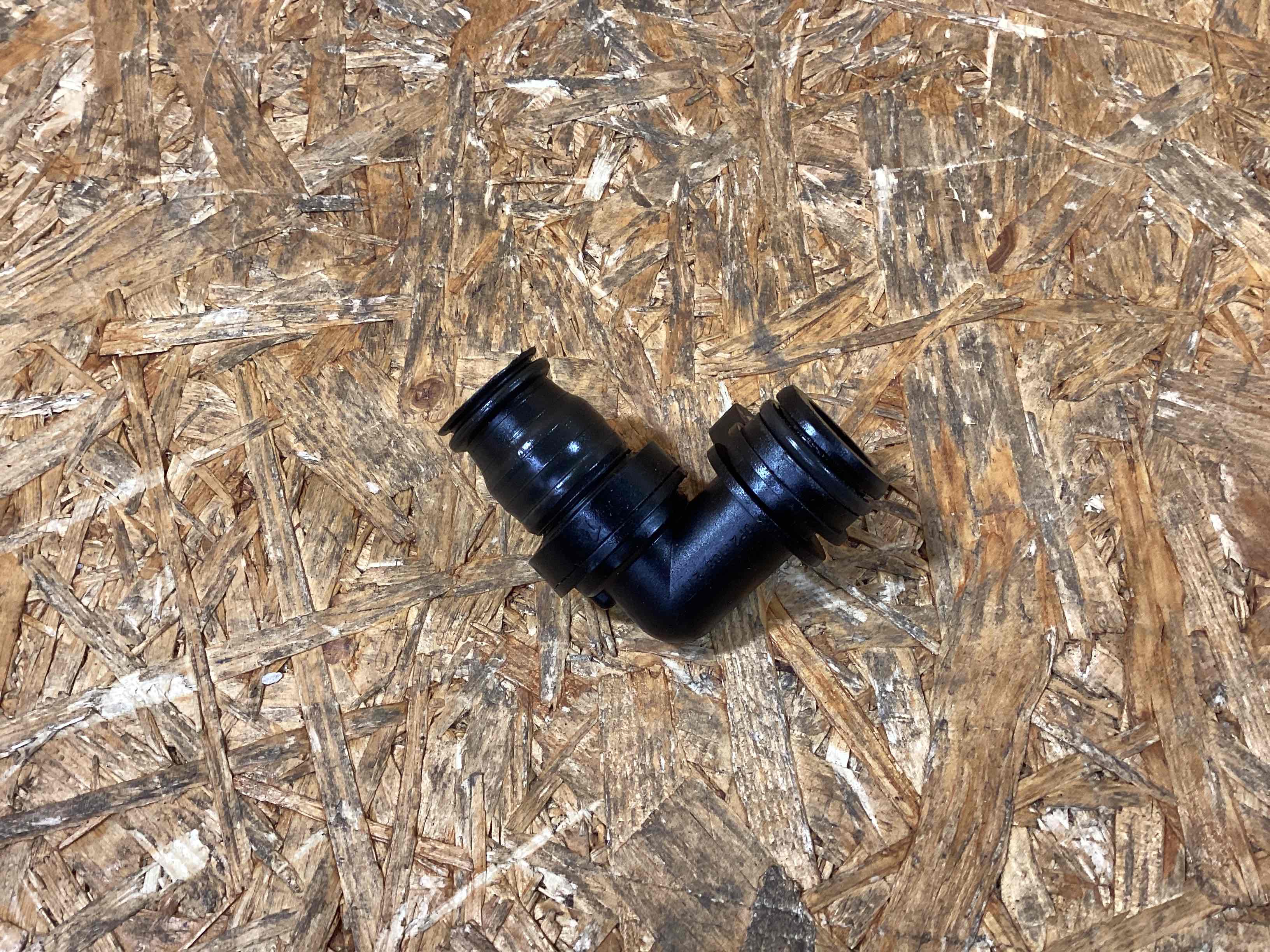 Патрубок Audi A4 041225-102