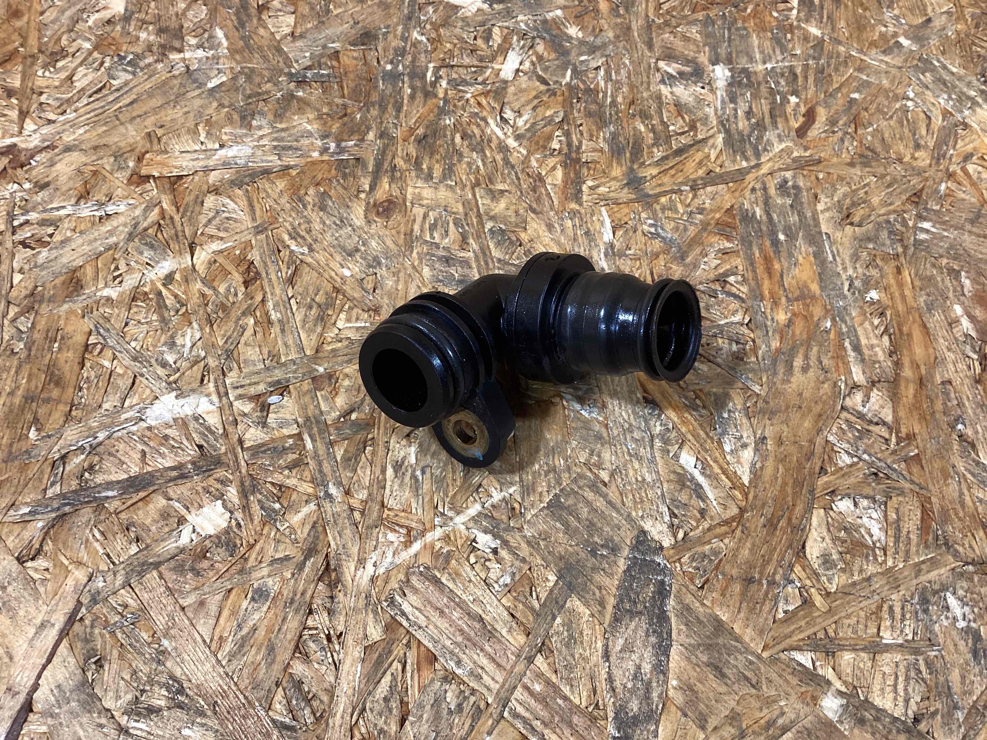 Патрубок Audi A4 041225-102