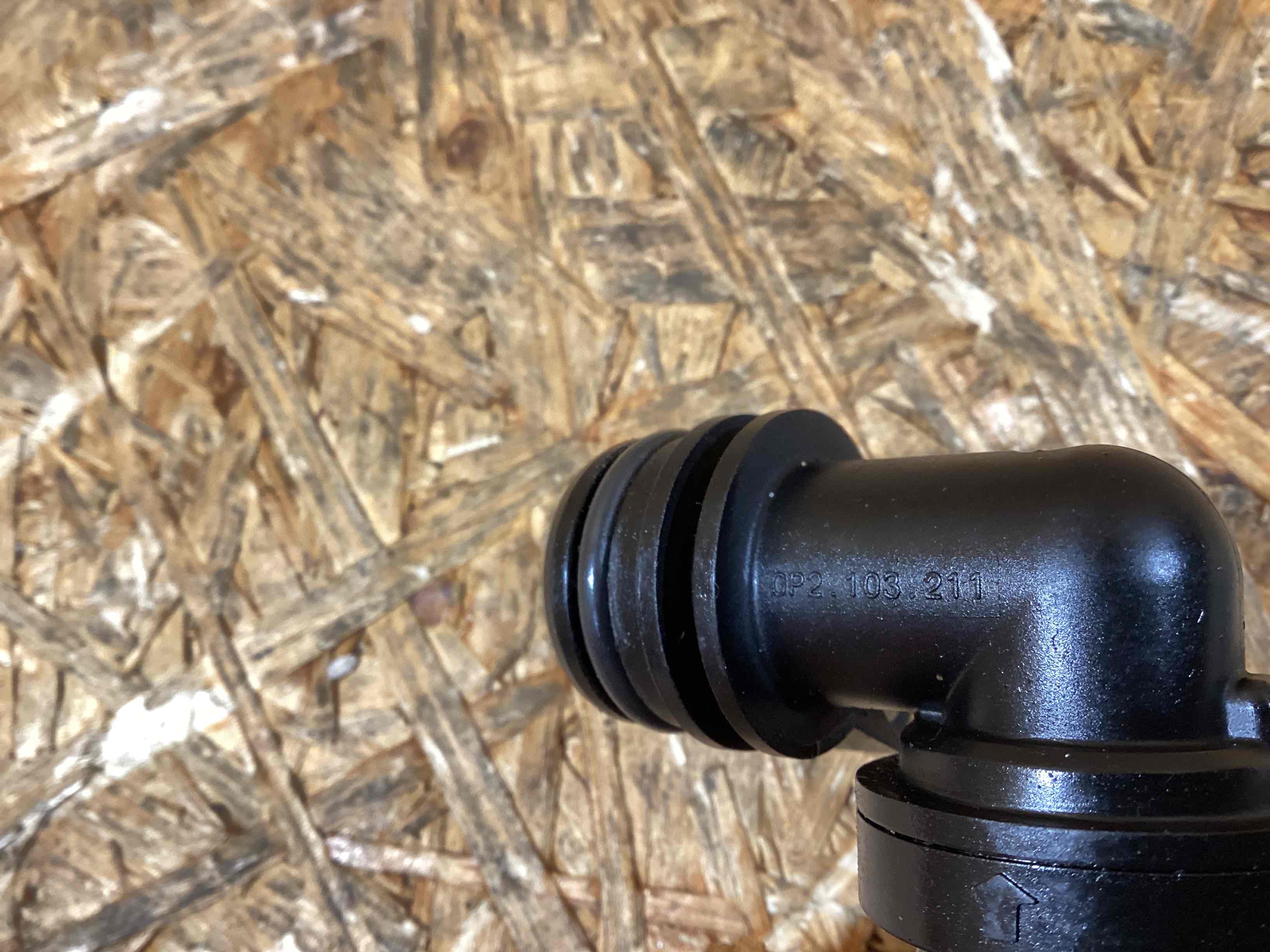 Патрубок Audi A4 041225-102