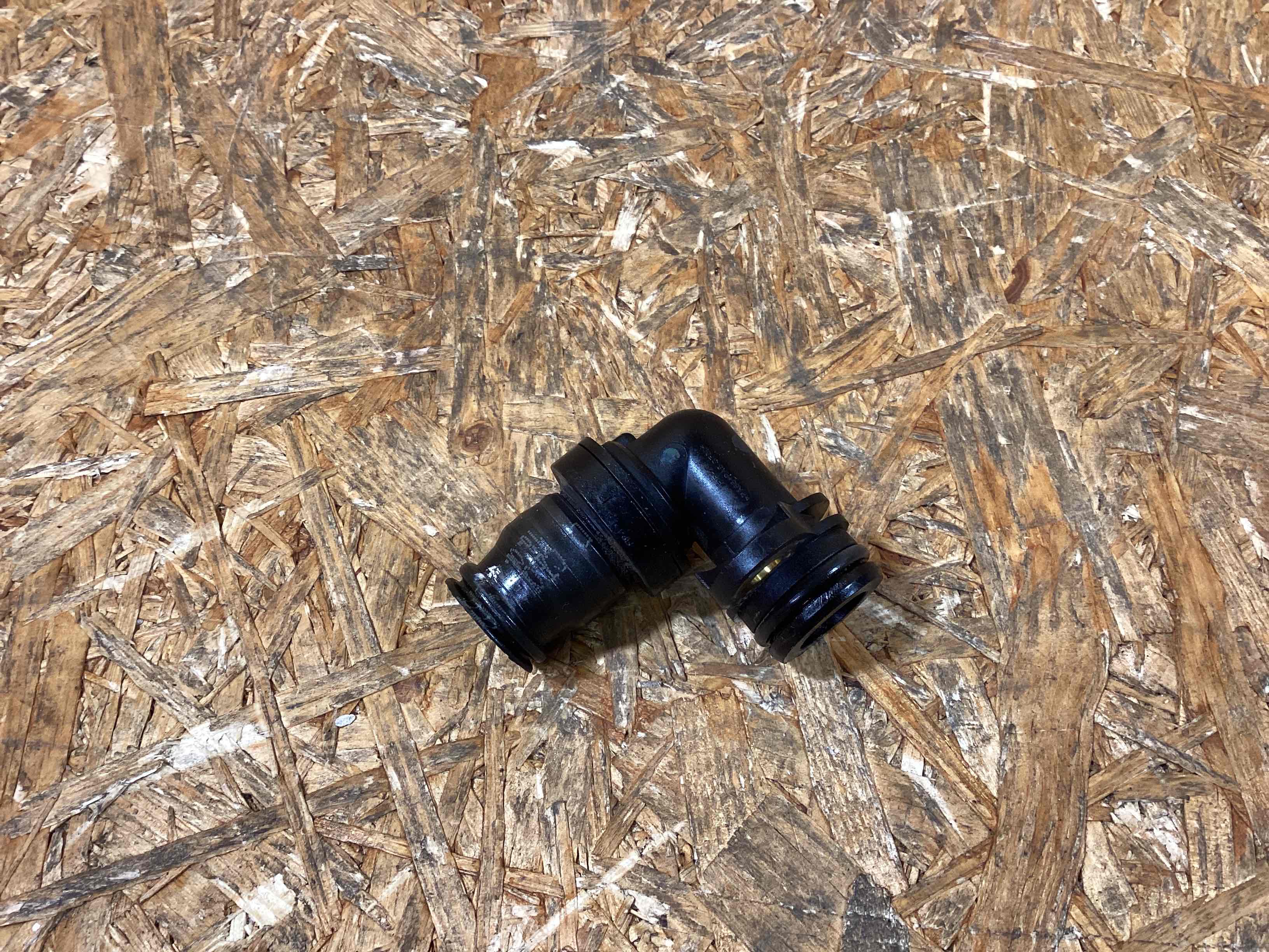 Патрубок Audi A4 041225-102