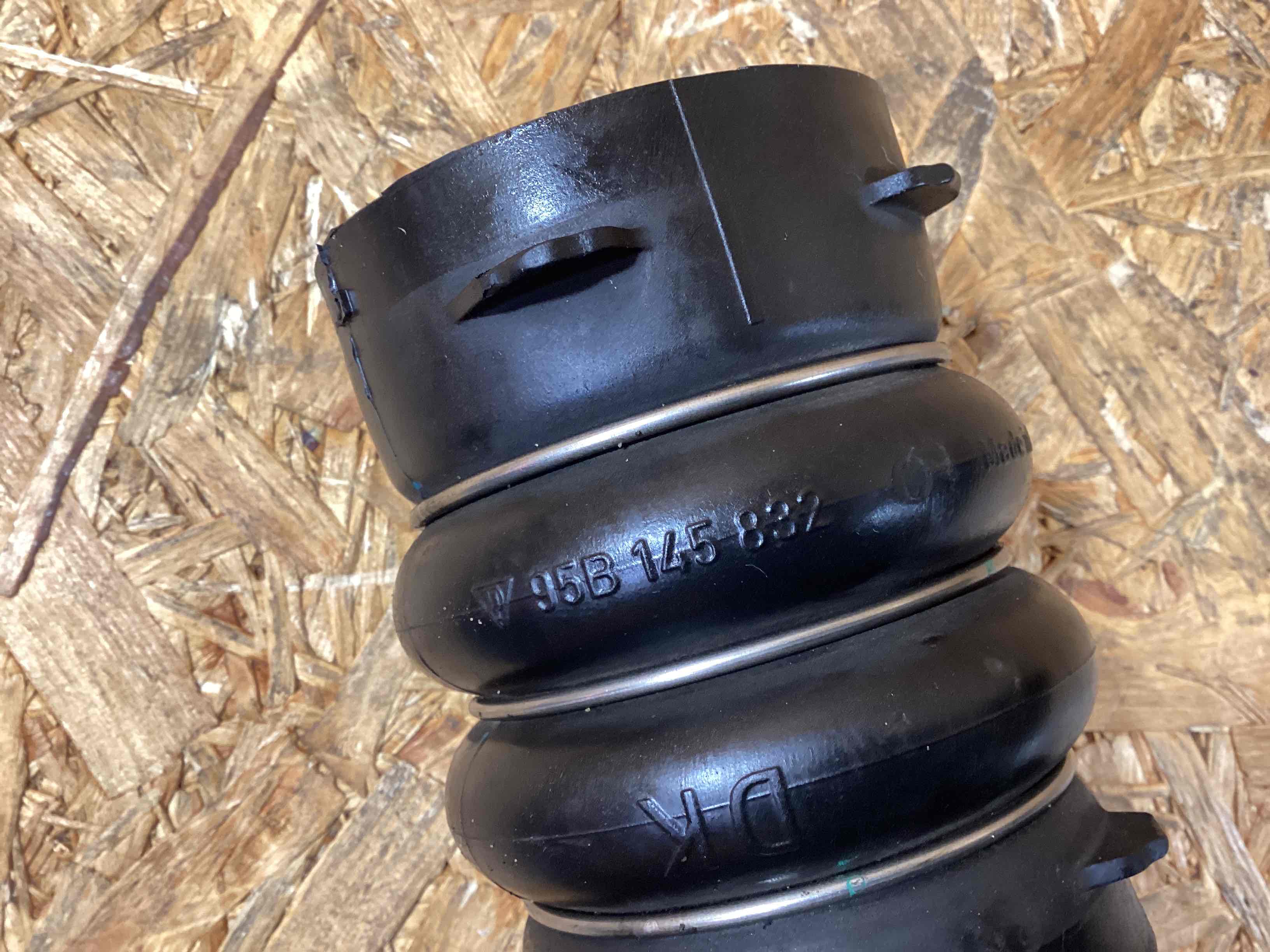 Патрубок Porsche Macan 041225-103