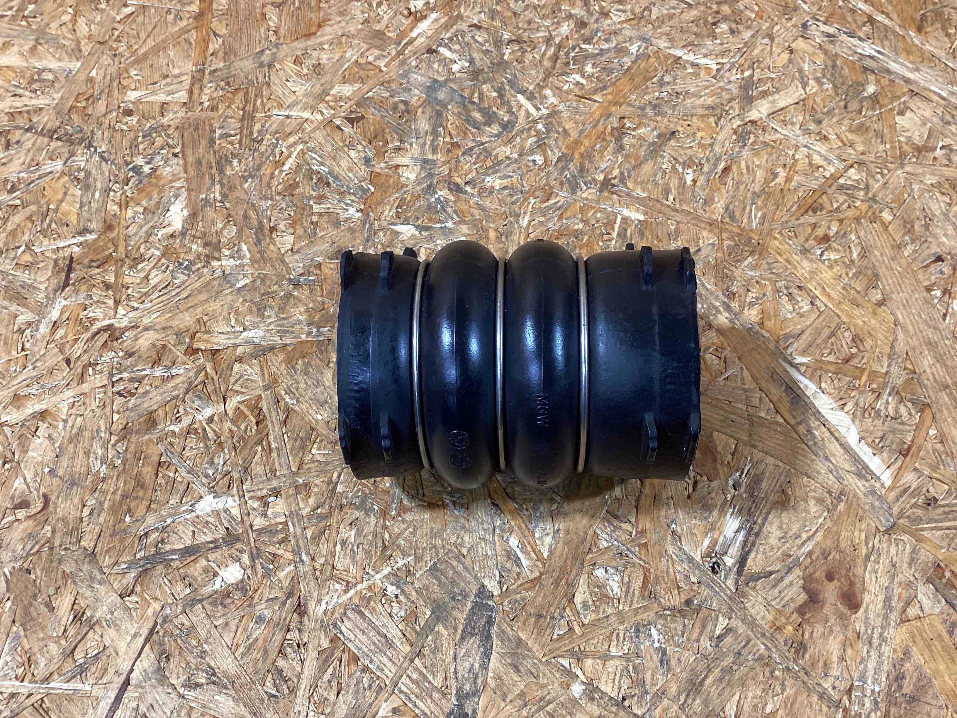 Патрубок Porsche Macan 041225-103