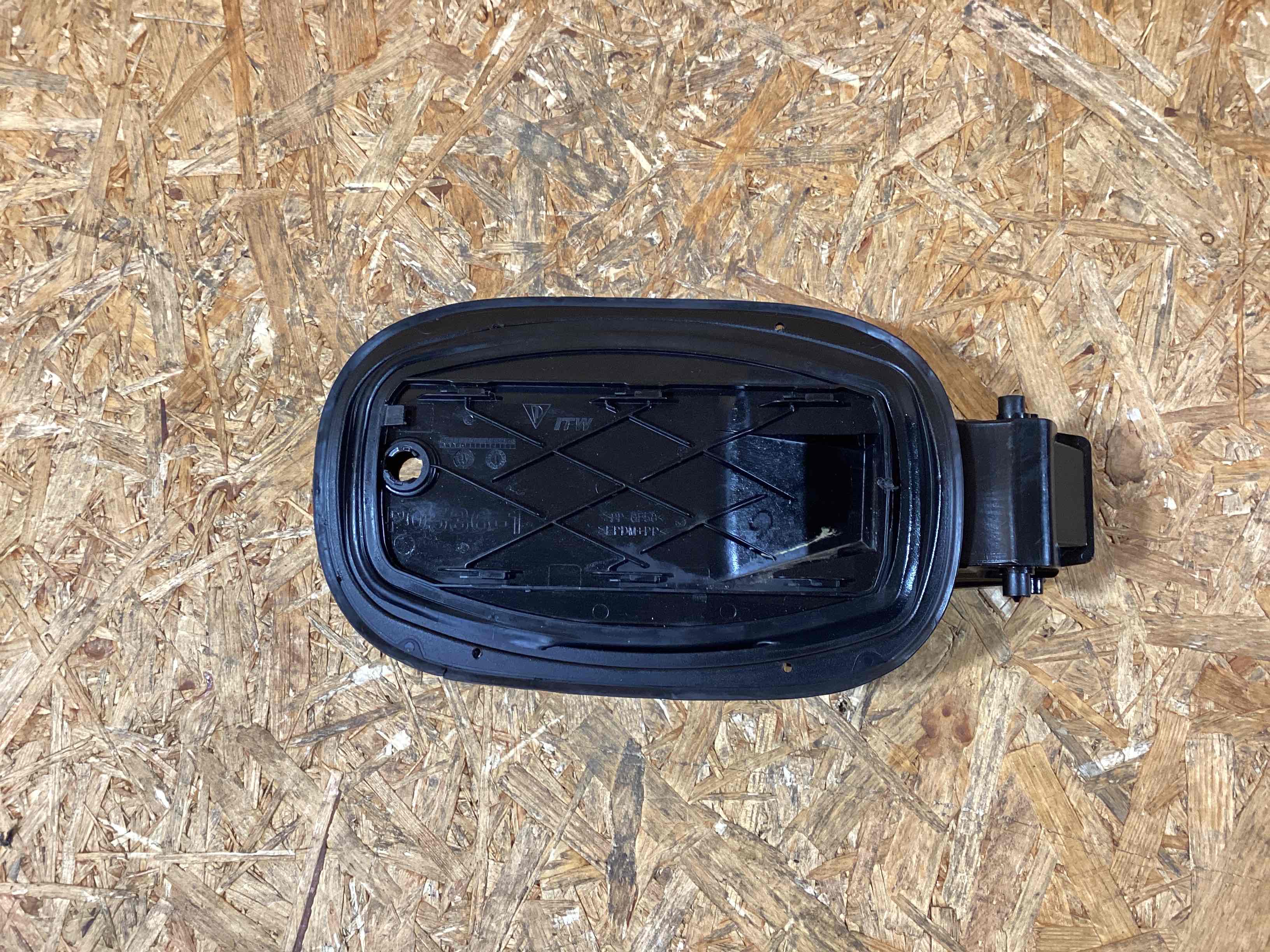 Лючок бака Porsche Cayenne 041225-105