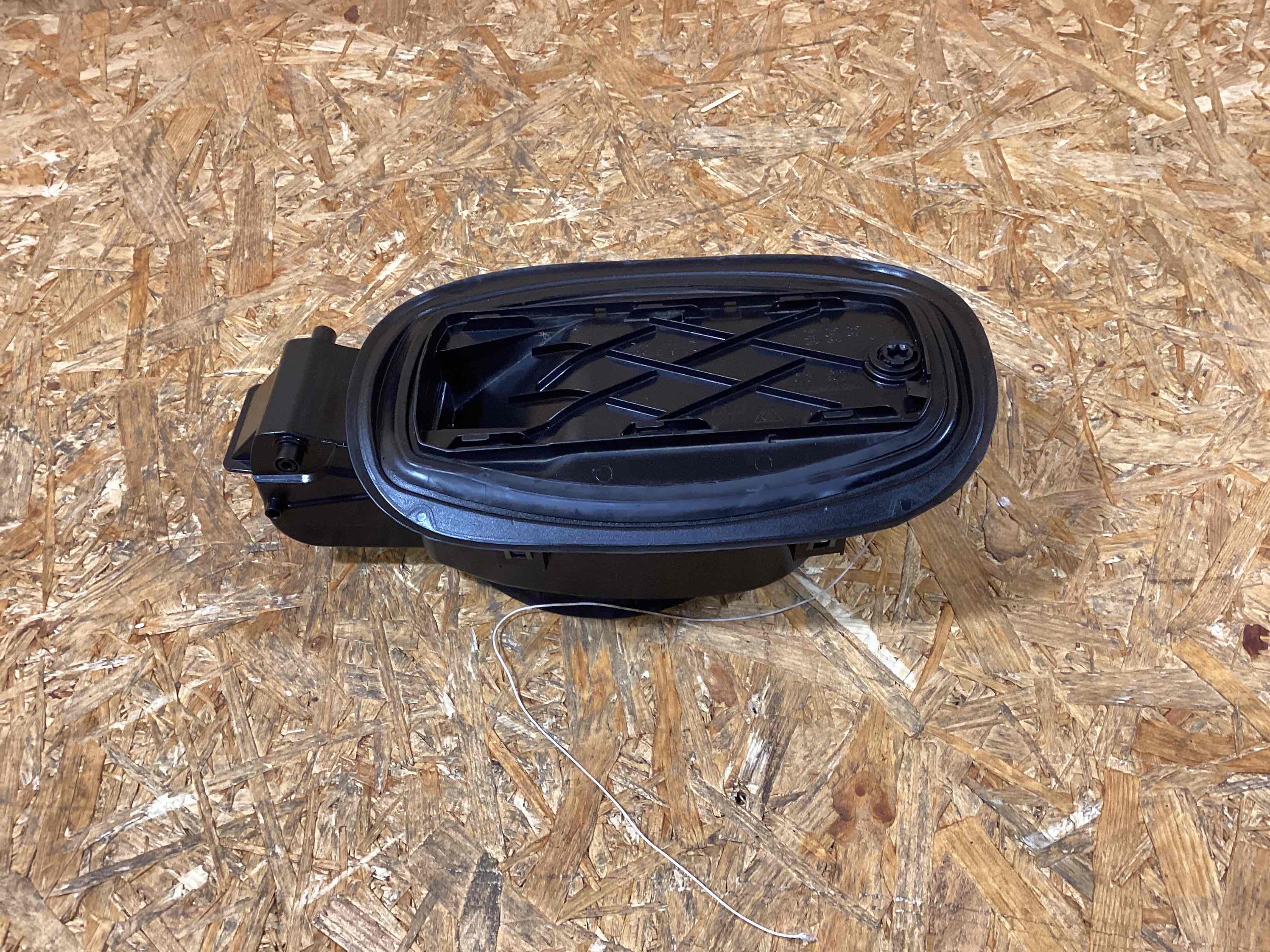 Лючок бака Porsche Cayenne 041225-107