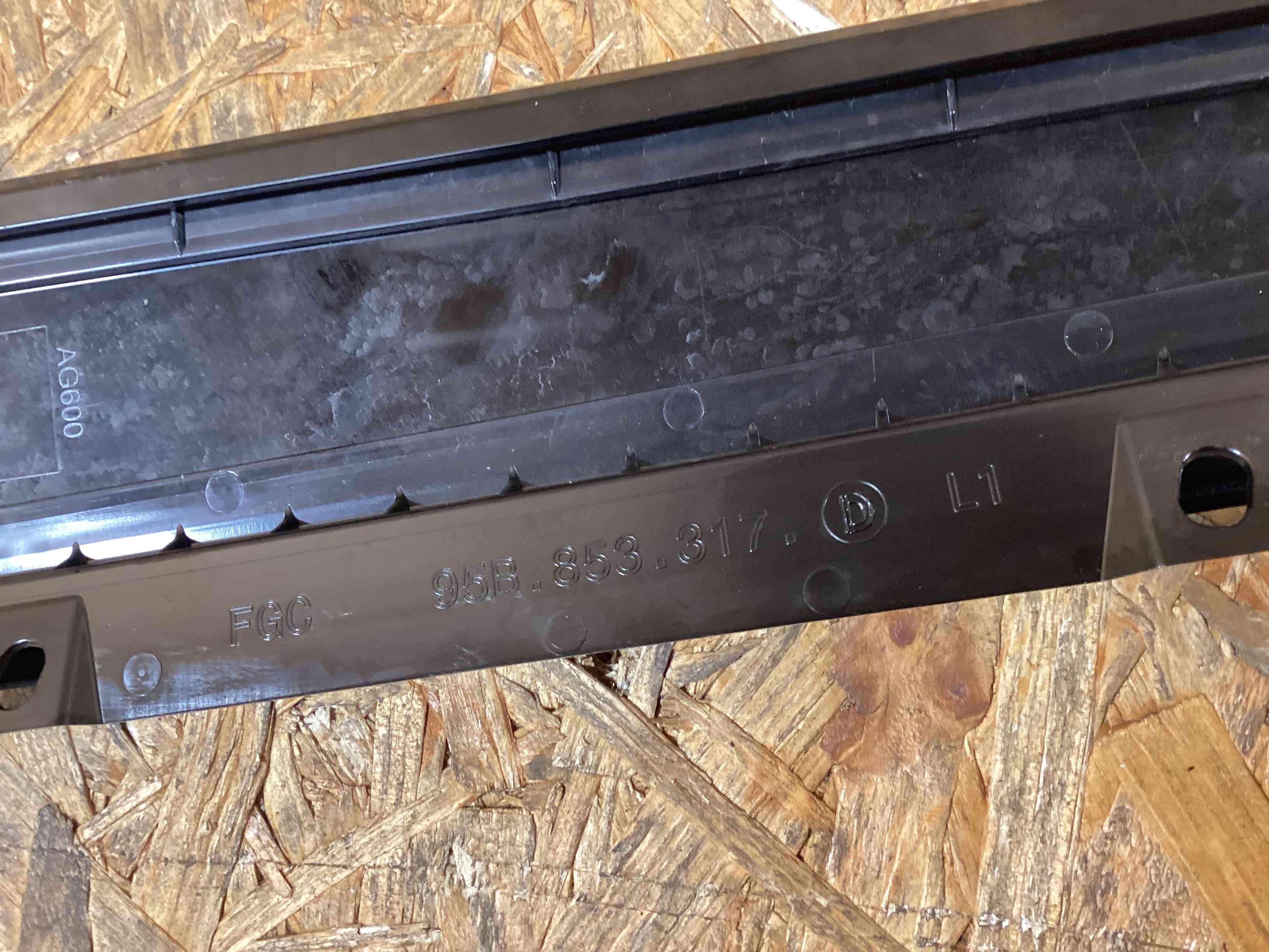 Молдинг двери передней левой Porsche Macan 050126-120