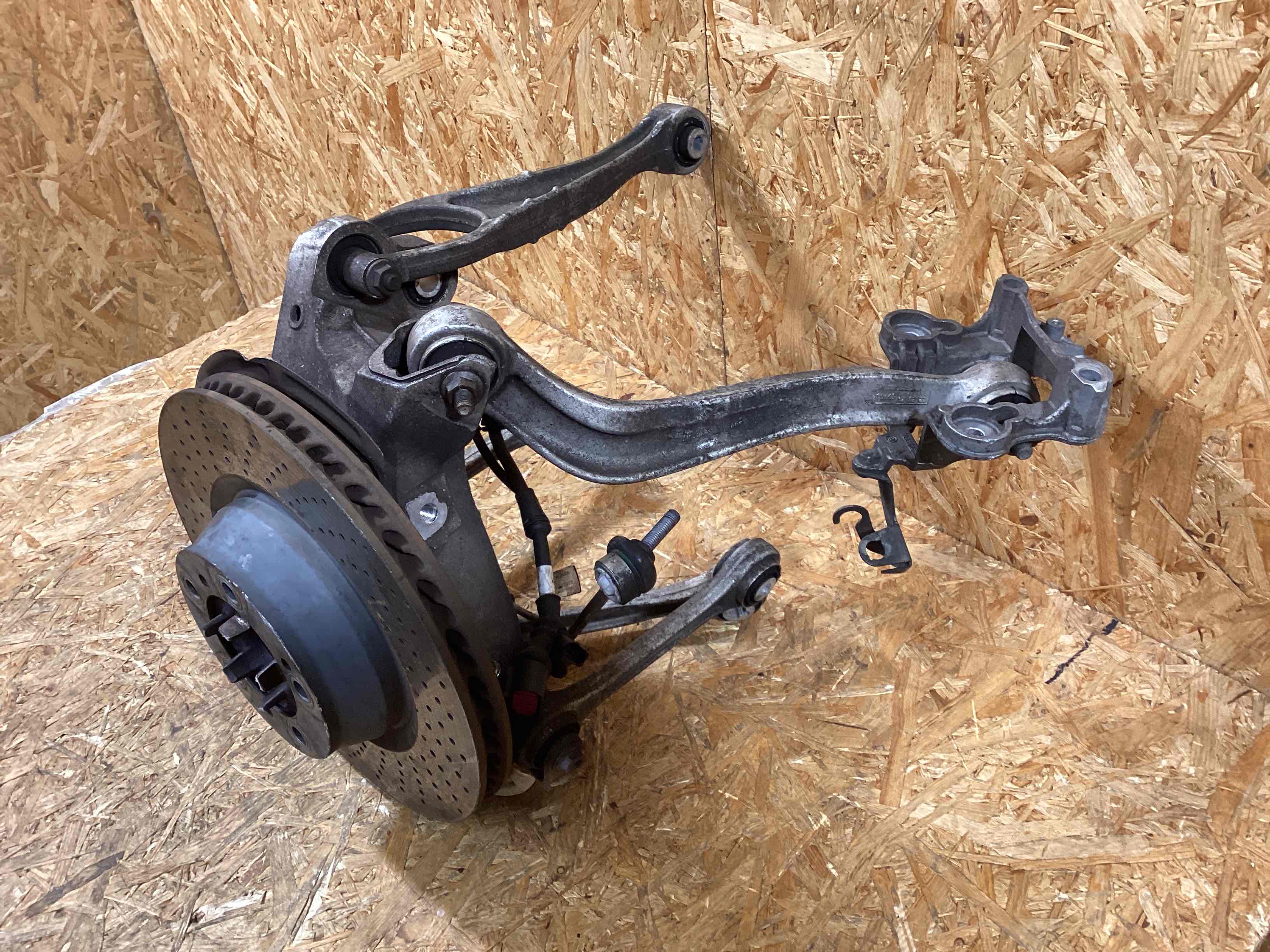 Кулак задний левый Porsche 911 050226-103