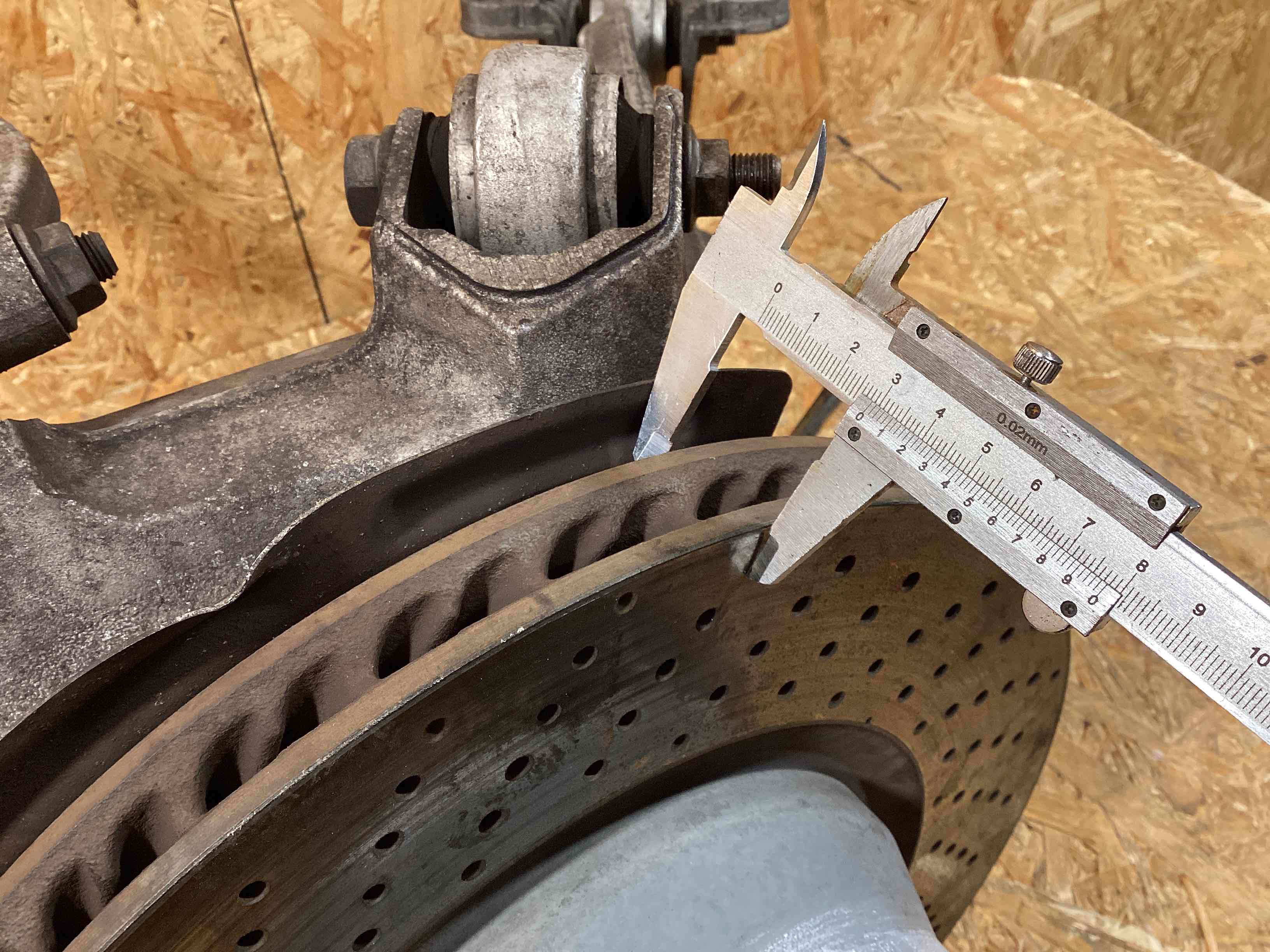 Кулак задний левый Porsche 911 050226-103