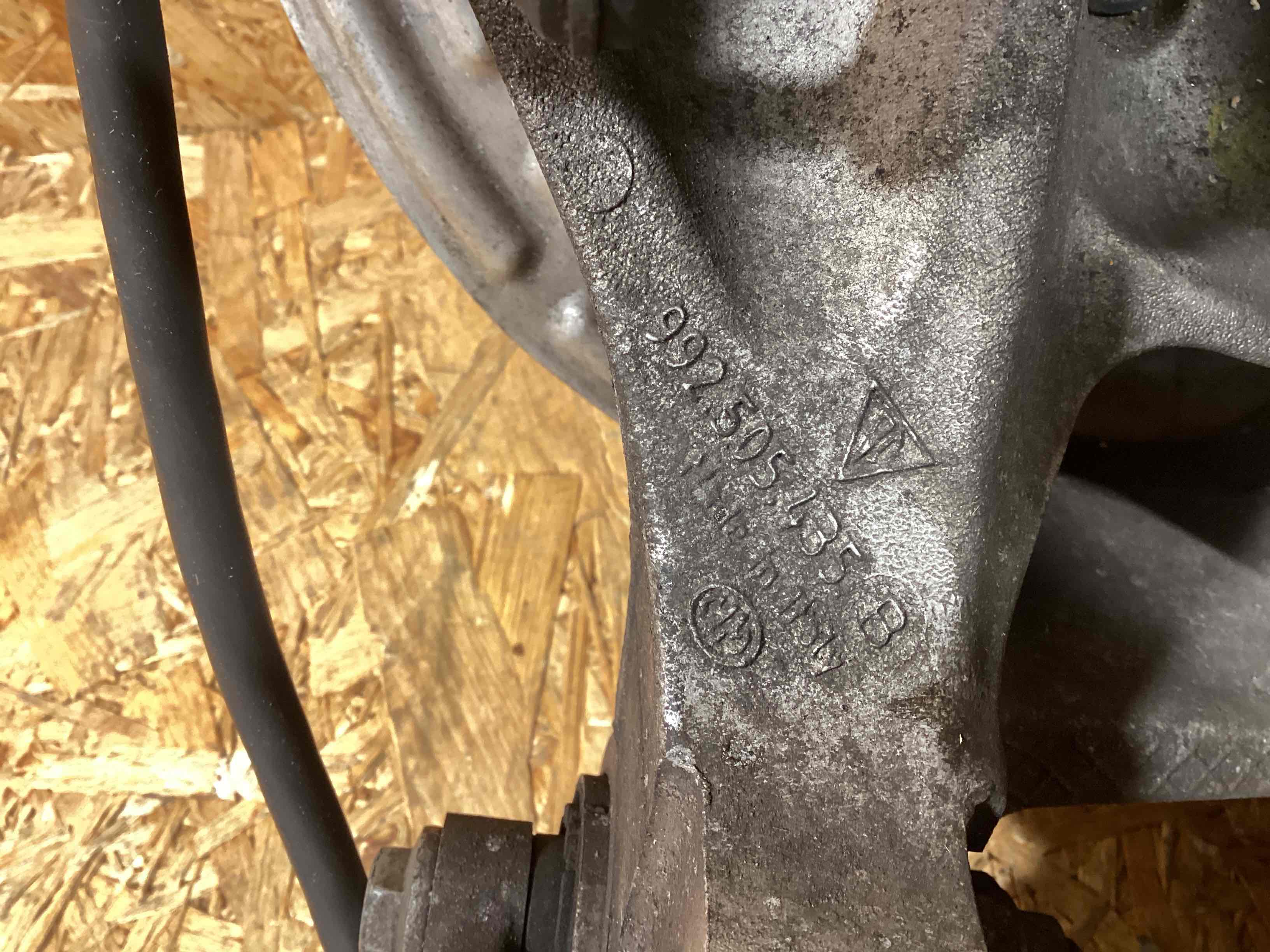 Кулак задний левый Porsche 911 050226-103