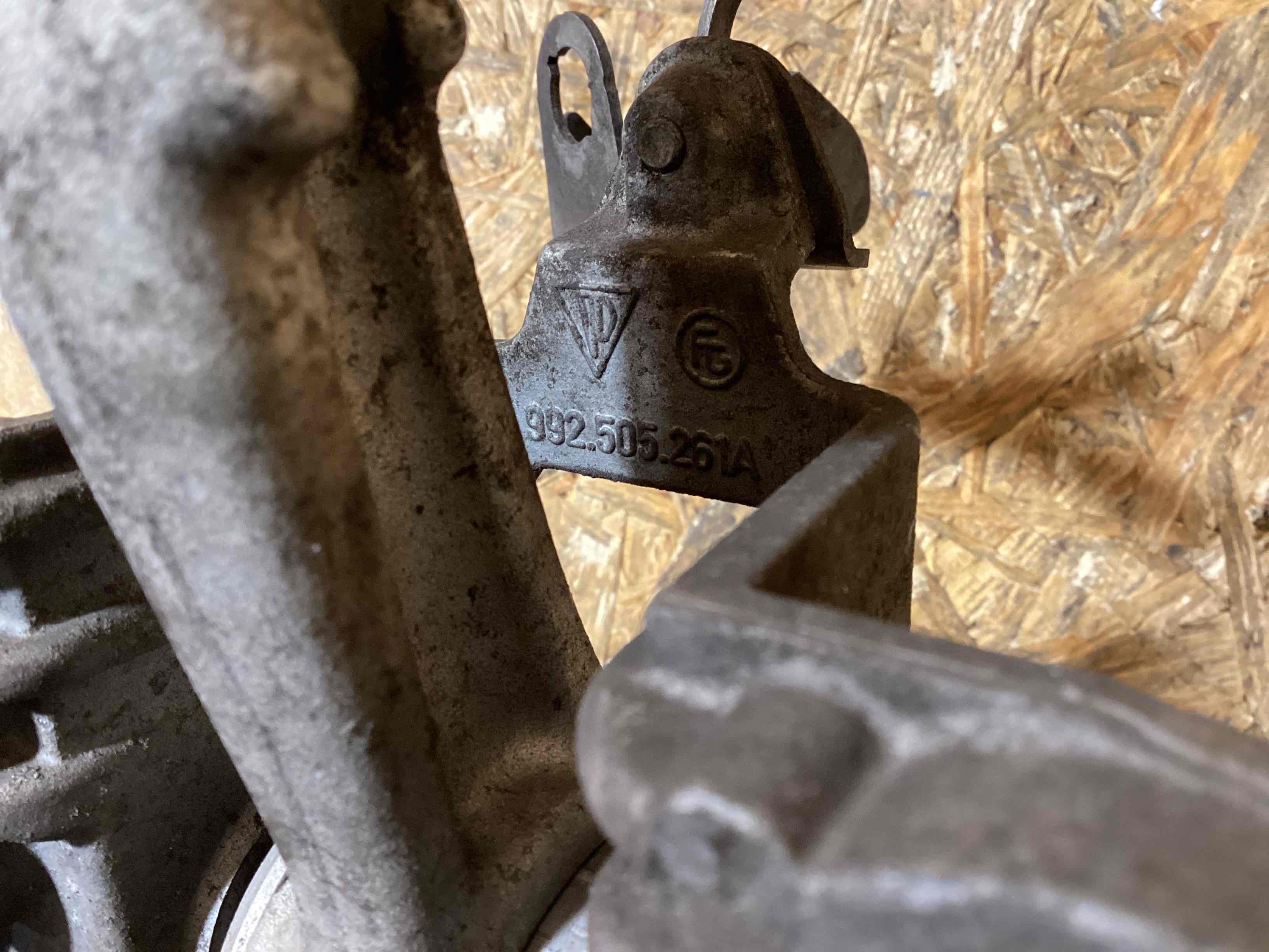 Кулак задний левый Porsche 911 050226-103