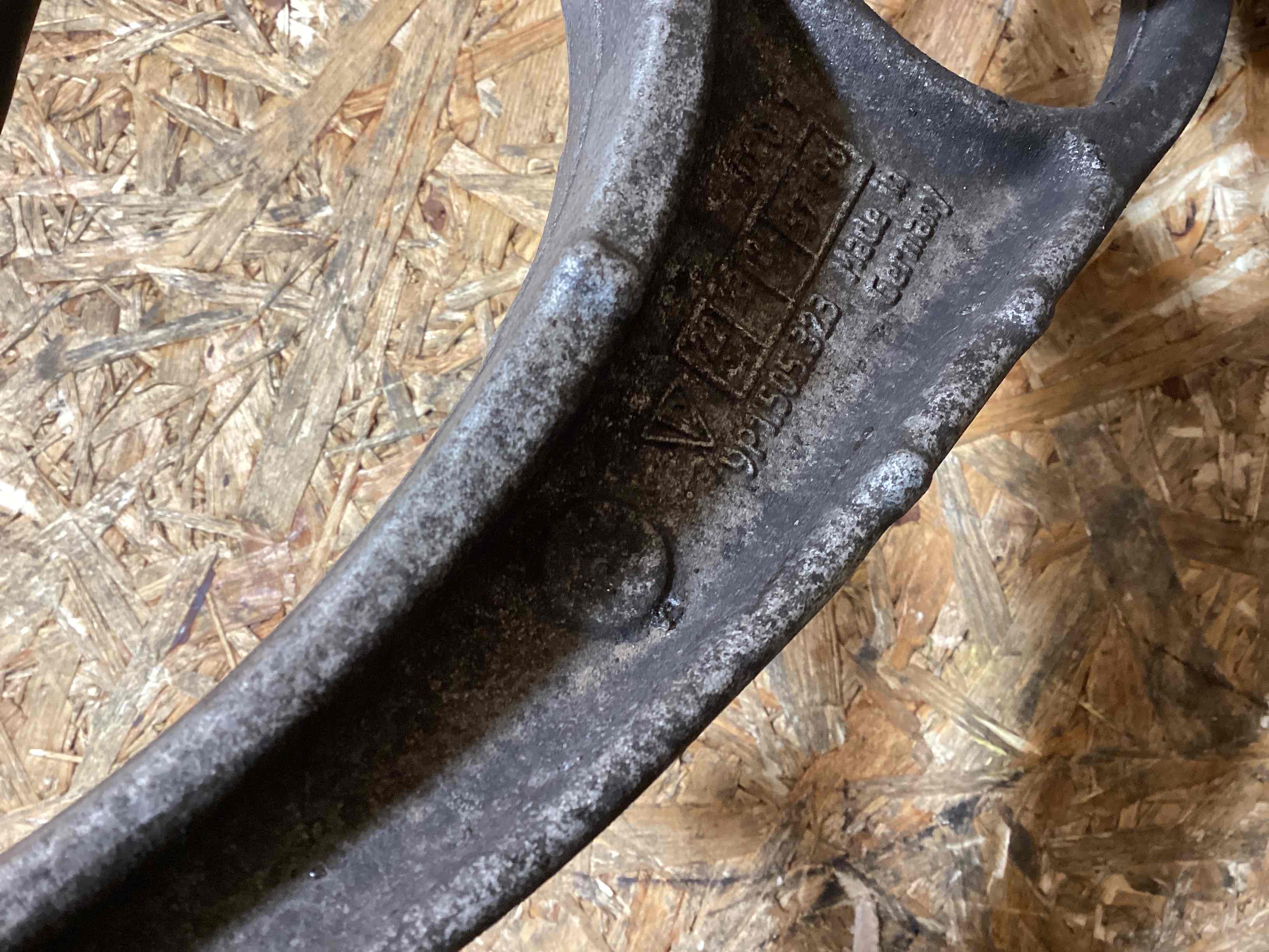 Кулак задний левый Porsche 911 050226-103