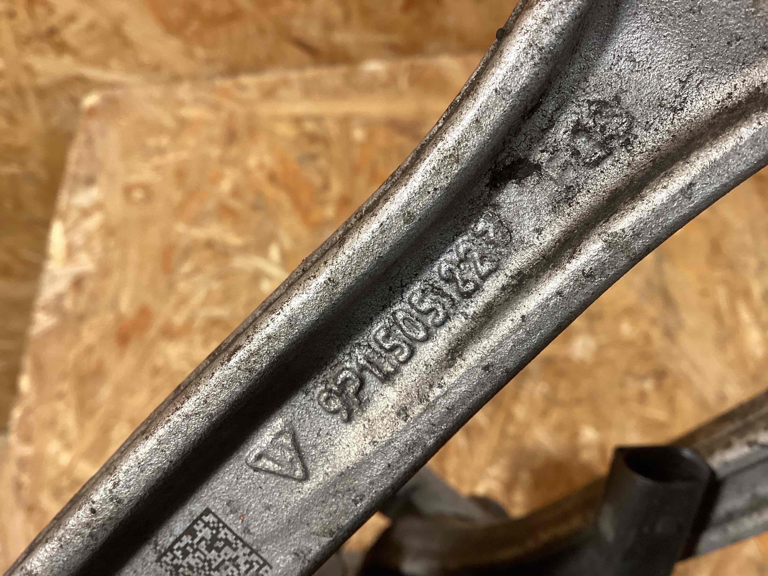 Кулак задний левый Porsche 911 050226-103