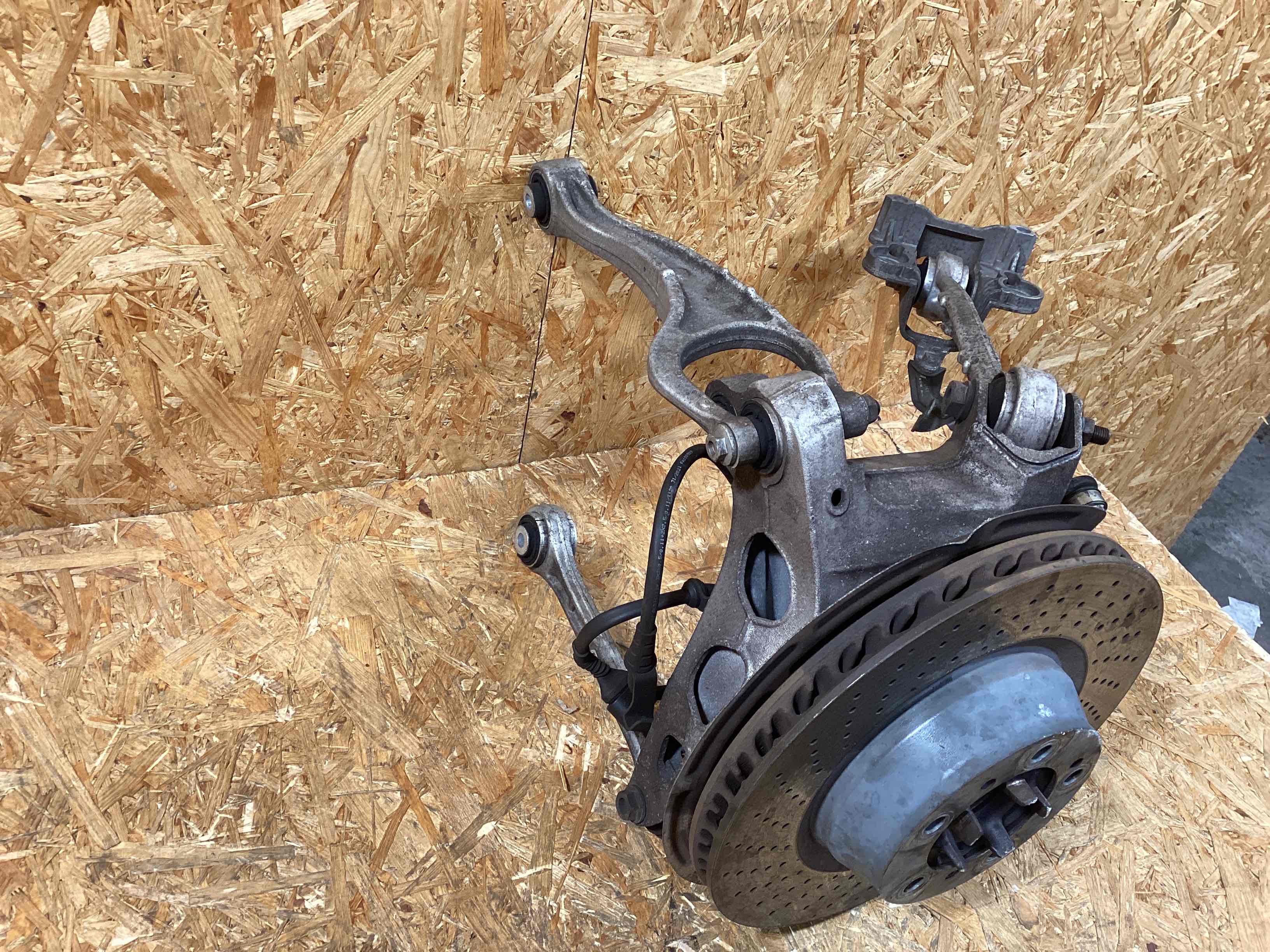 Кулак задний левый Porsche 911 050226-103