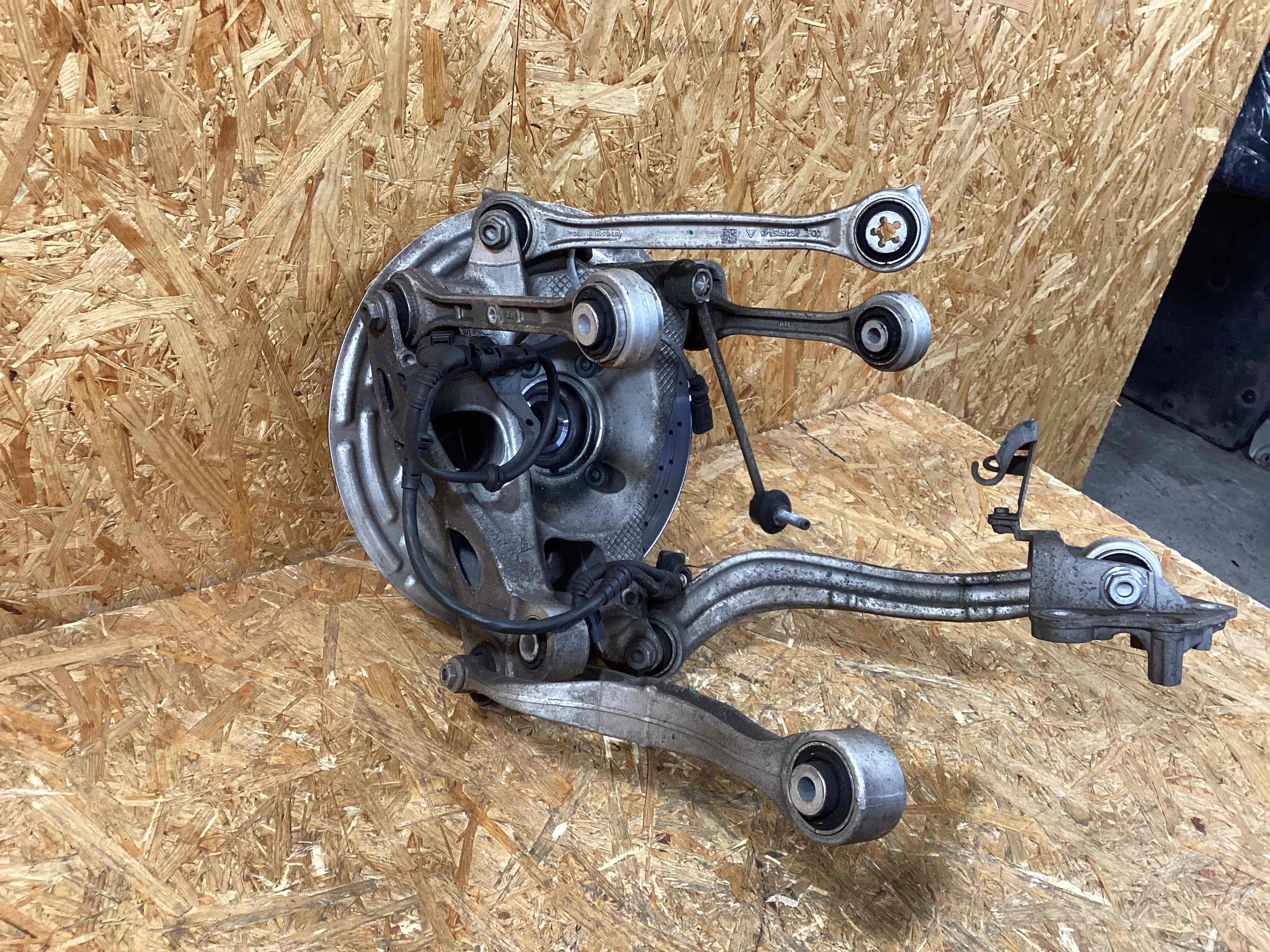 Кулак задний левый Porsche 911 050226-103