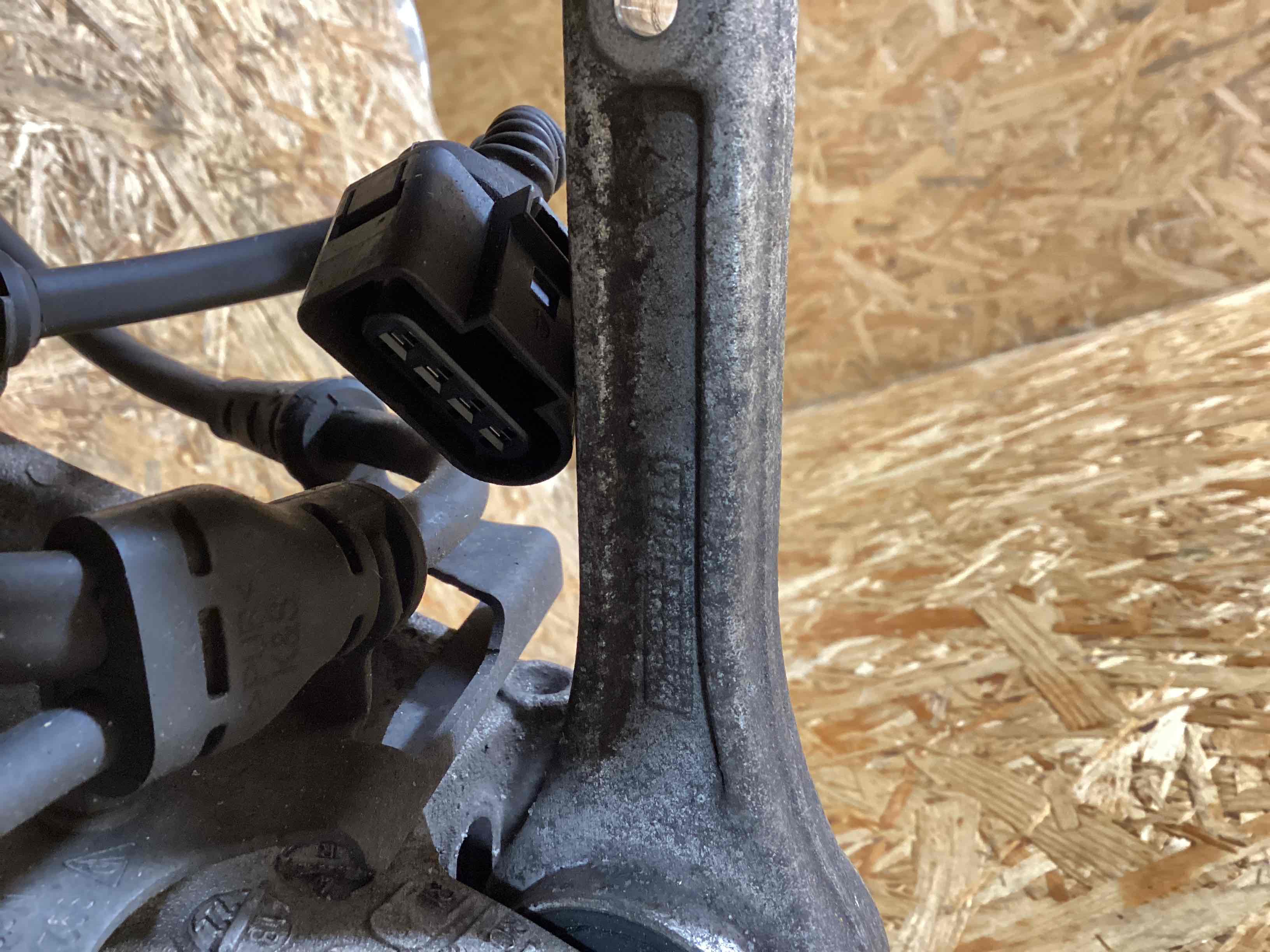 Кулак задний левый Porsche 911 050226-103