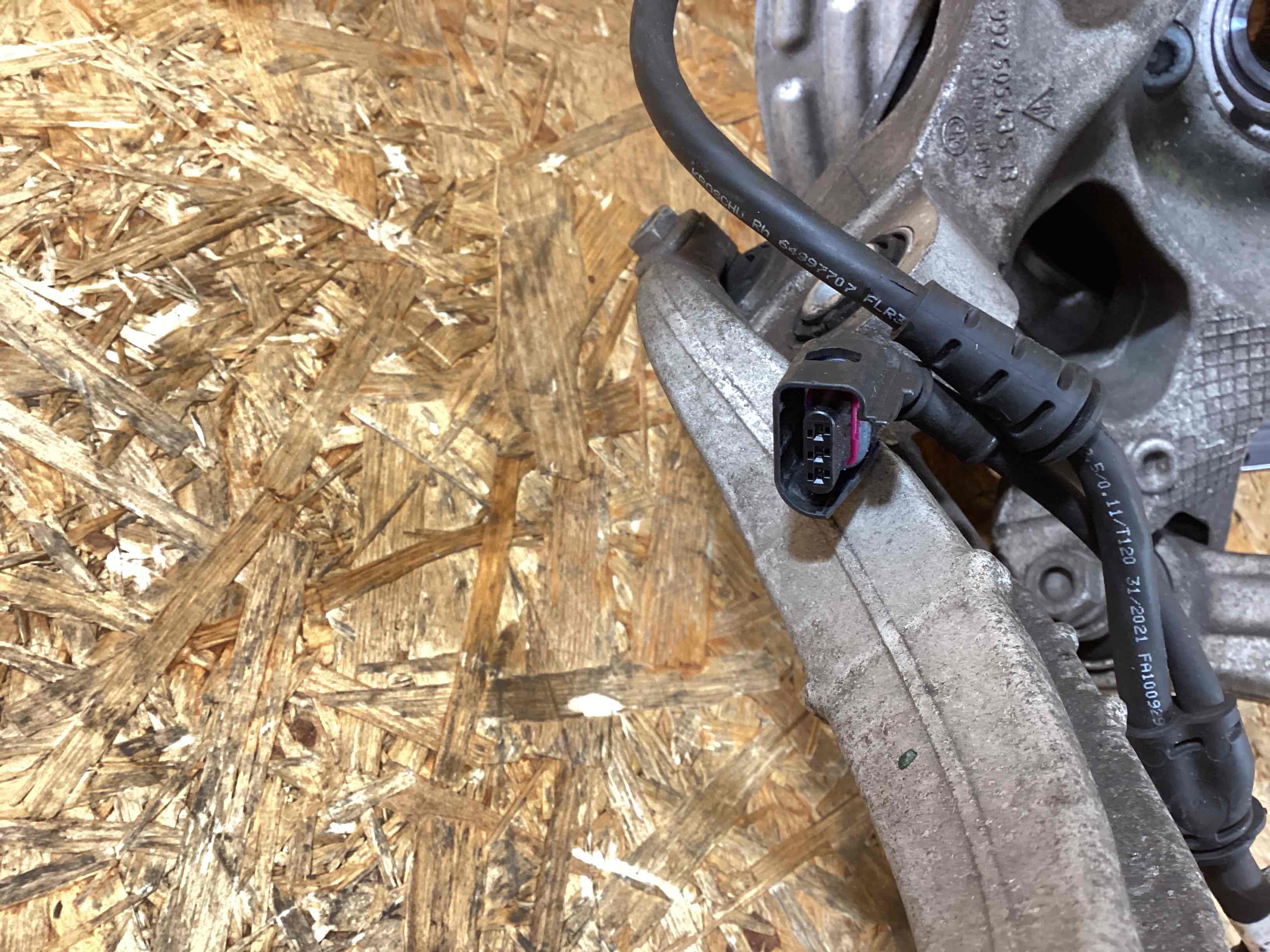 Кулак задний левый Porsche 911 050226-103