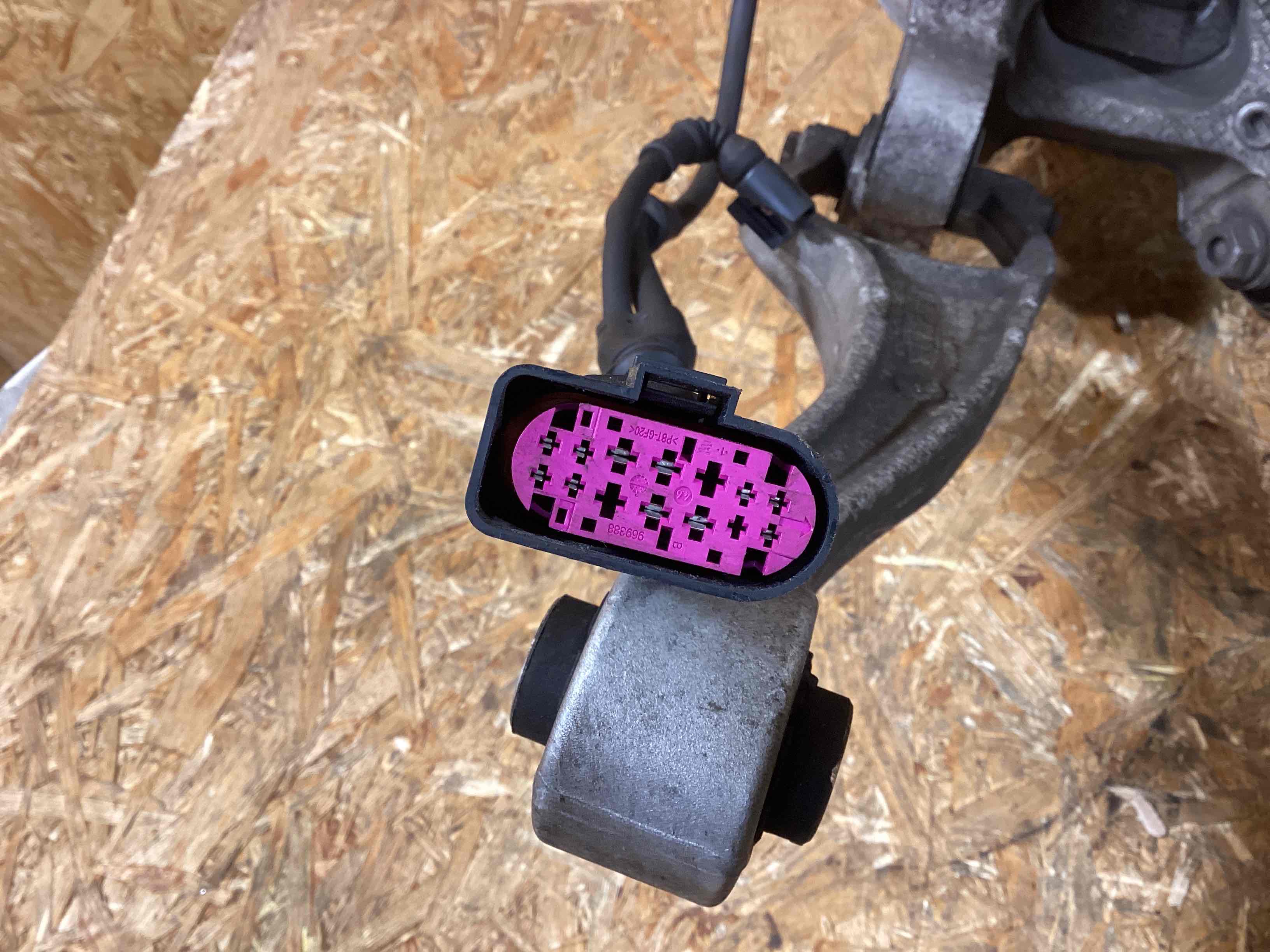 Кулак задний левый Porsche 911 050226-103