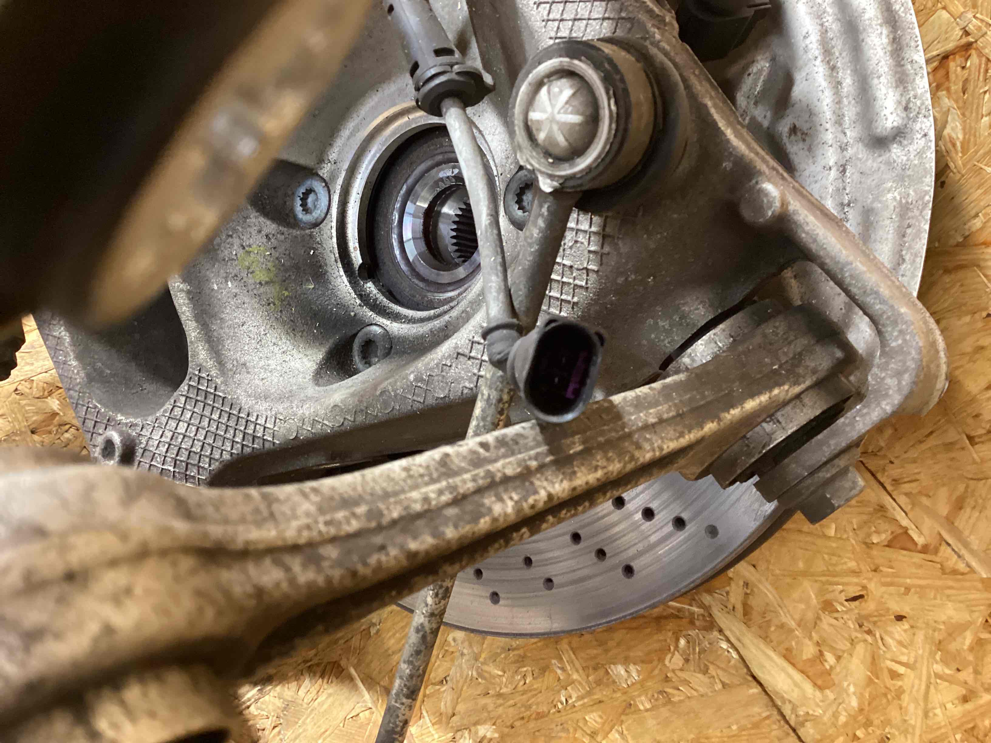 Кулак задний левый Porsche 911 050226-103