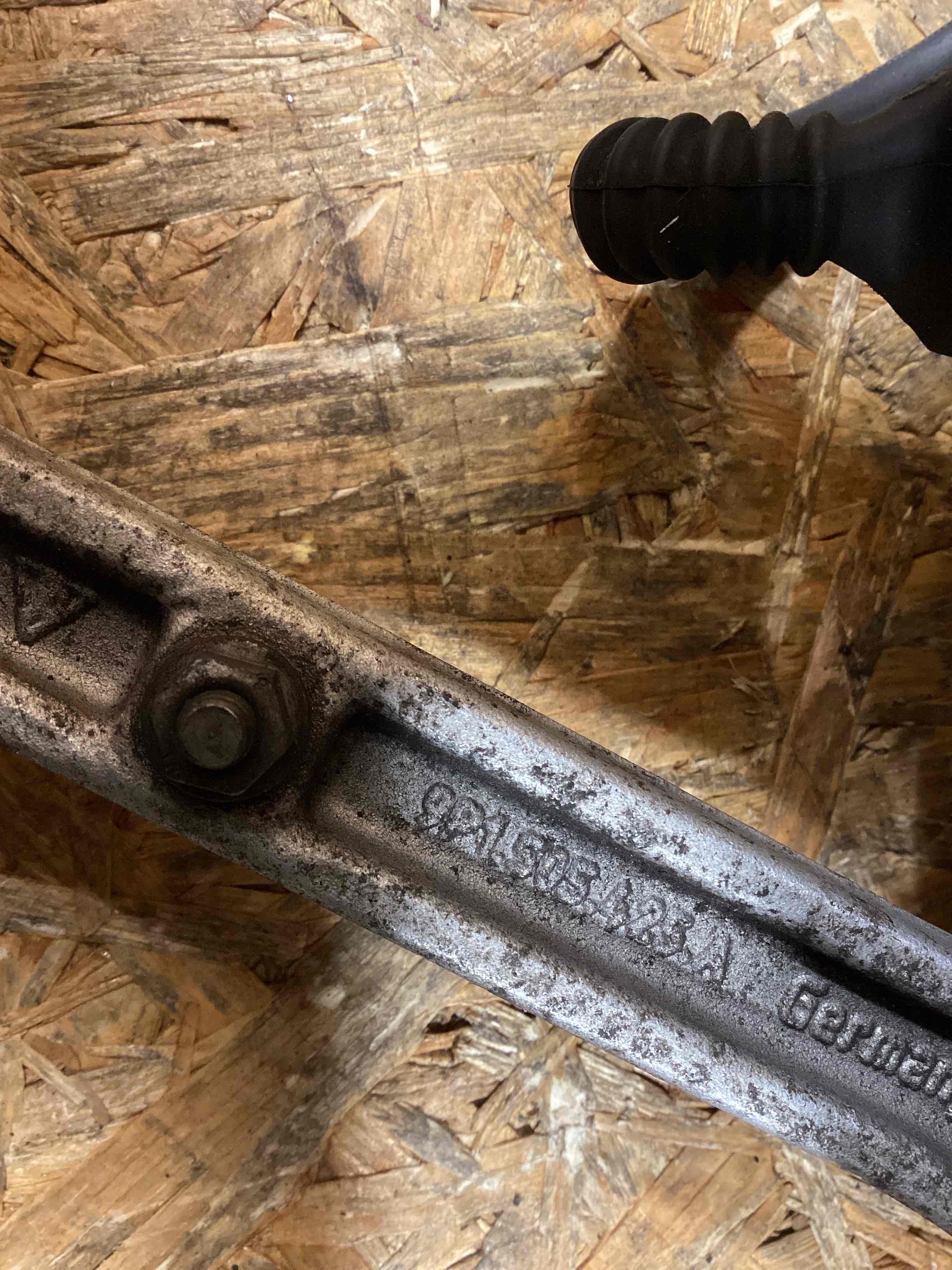 Кулак задний правый Porsche 911 050226-104