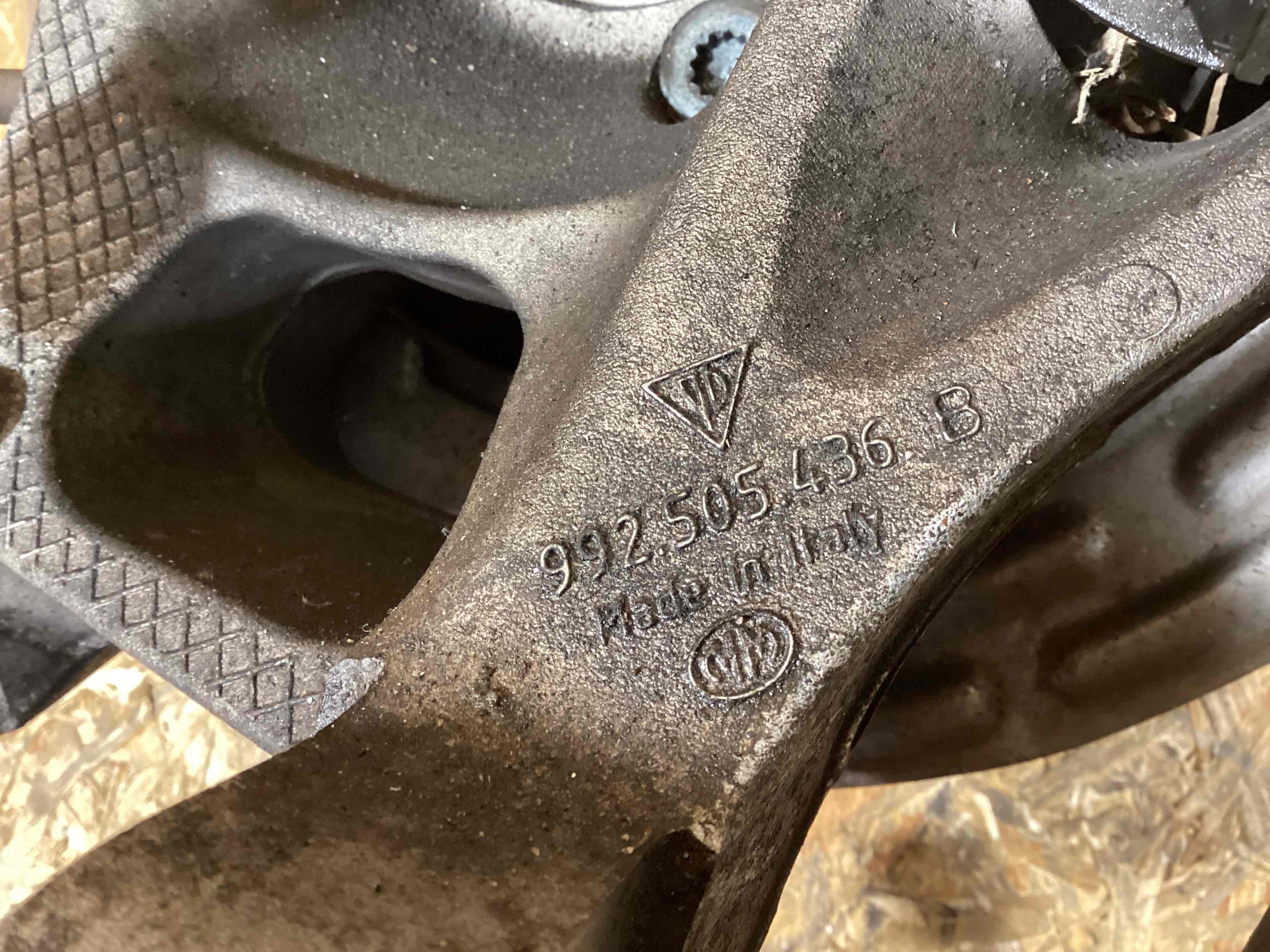 Кулак задний правый Porsche 911 050226-104