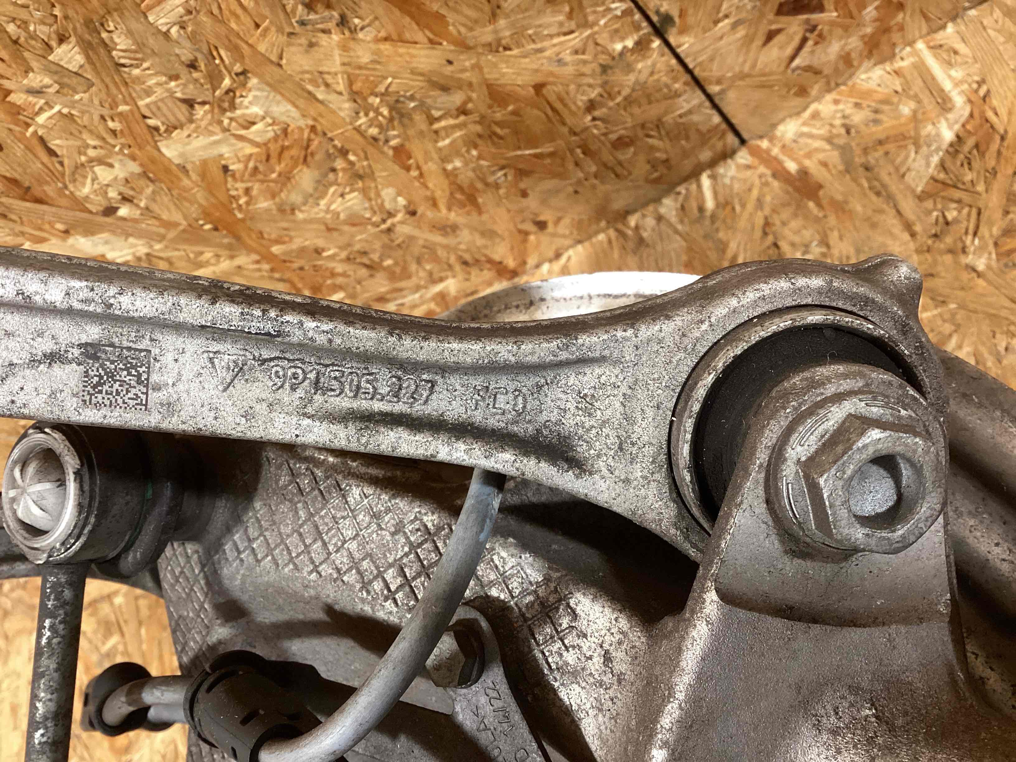 Кулак задний правый Porsche 911 050226-104