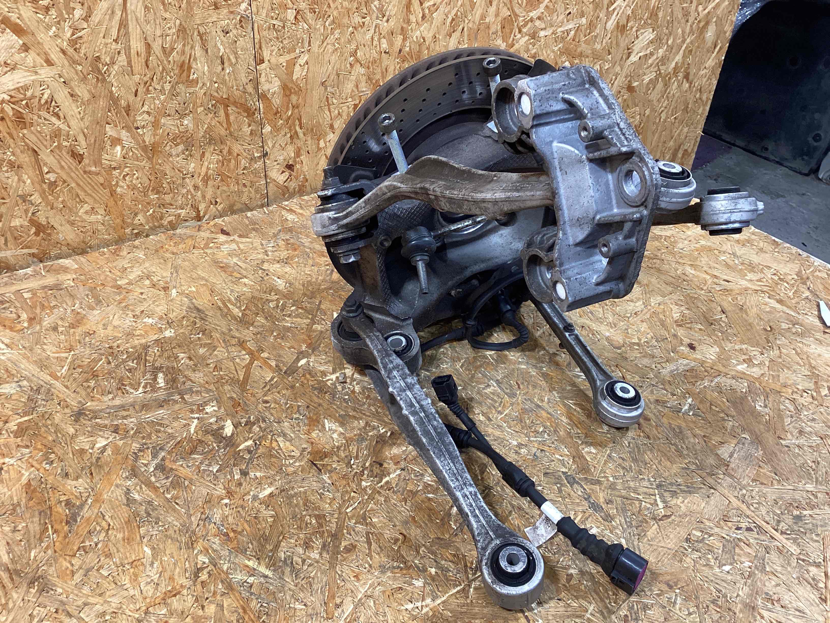 Кулак задний правый Porsche 911 050226-104