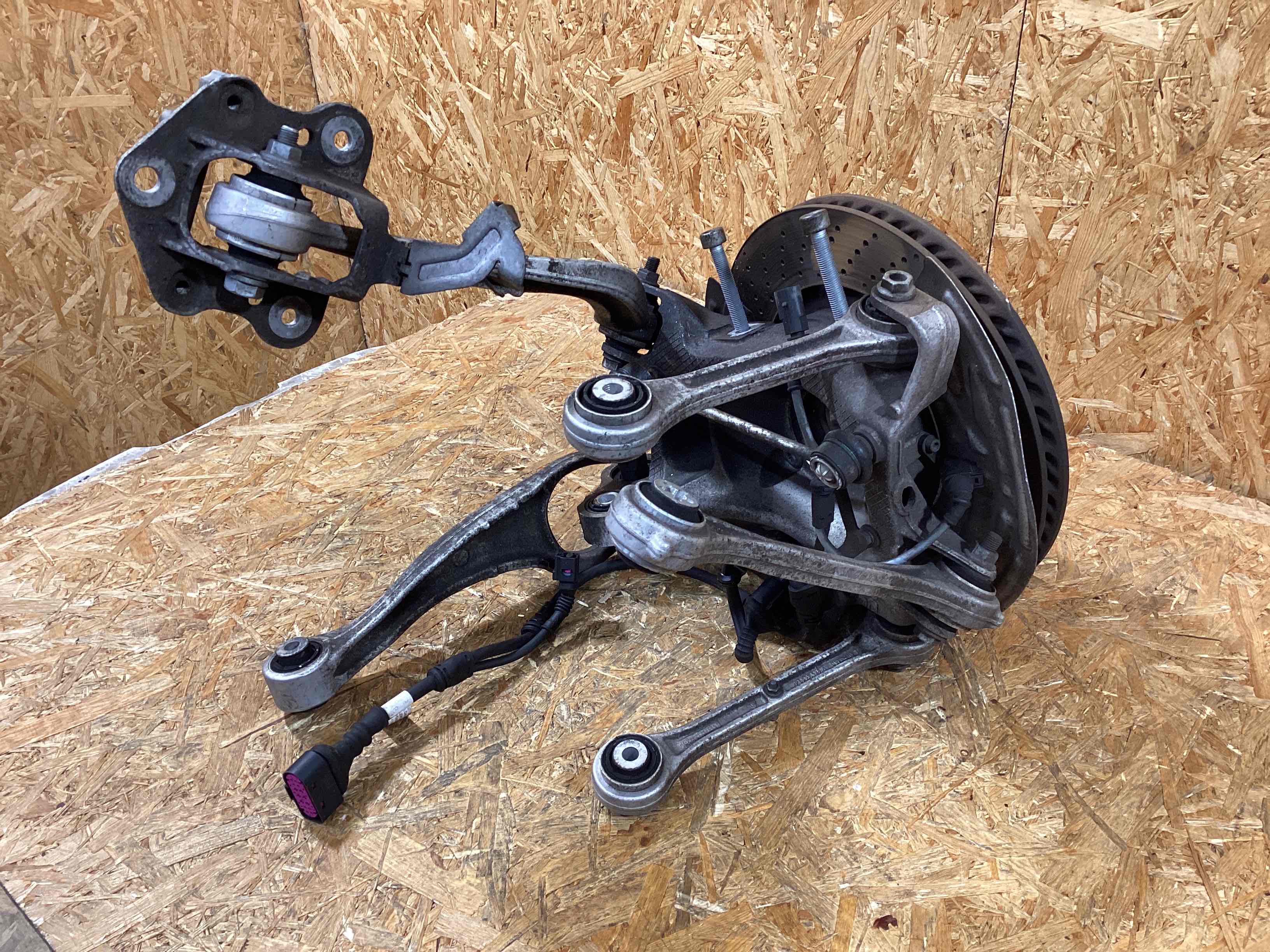 Кулак задний правый Porsche 911 050226-104