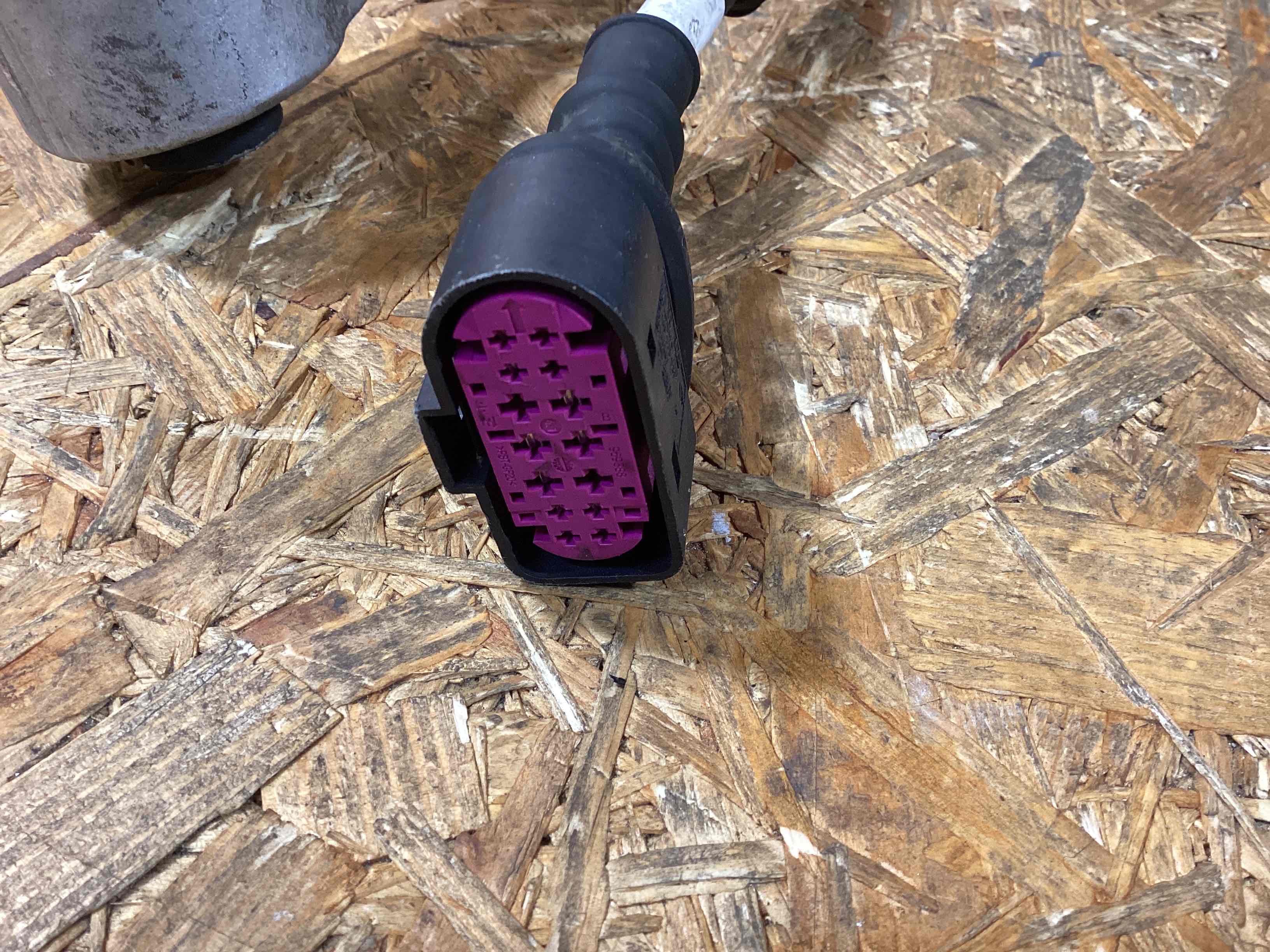 Кулак задний правый Porsche 911 050226-104