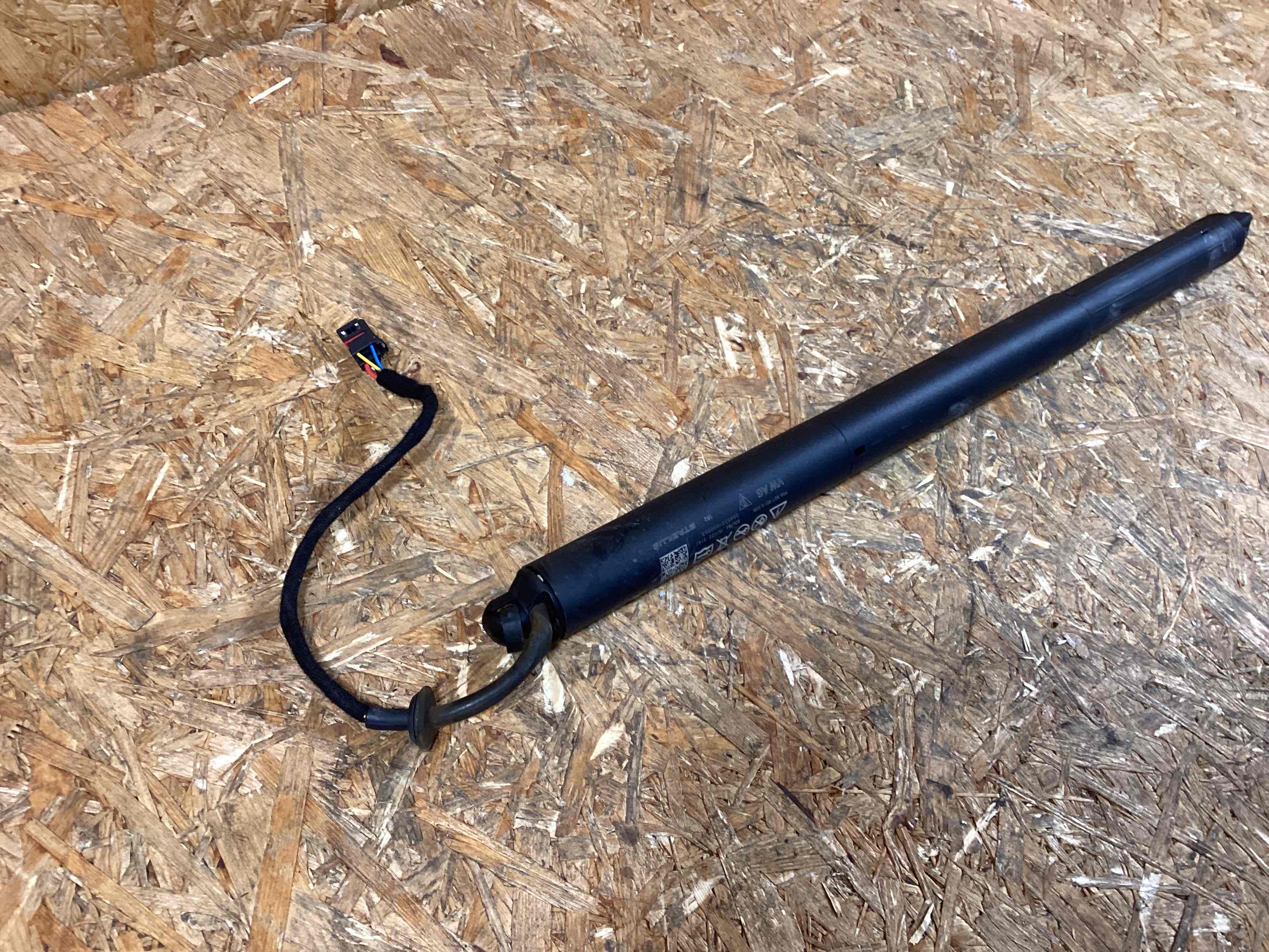 Амортизатор крышки (двери) багажника Porsche Macan 050226-113