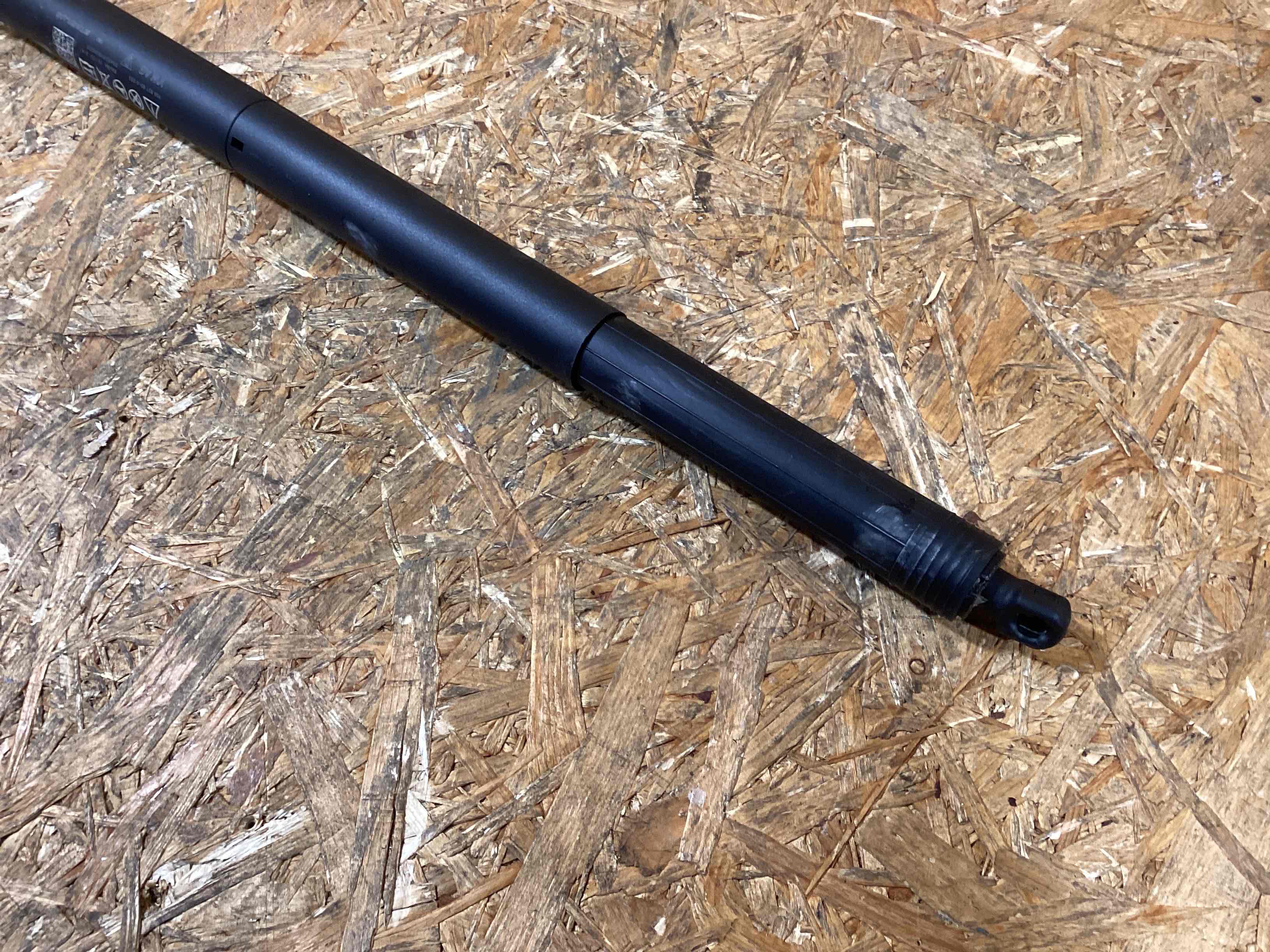 Амортизатор крышки (двери) багажника Porsche Macan 050226-113