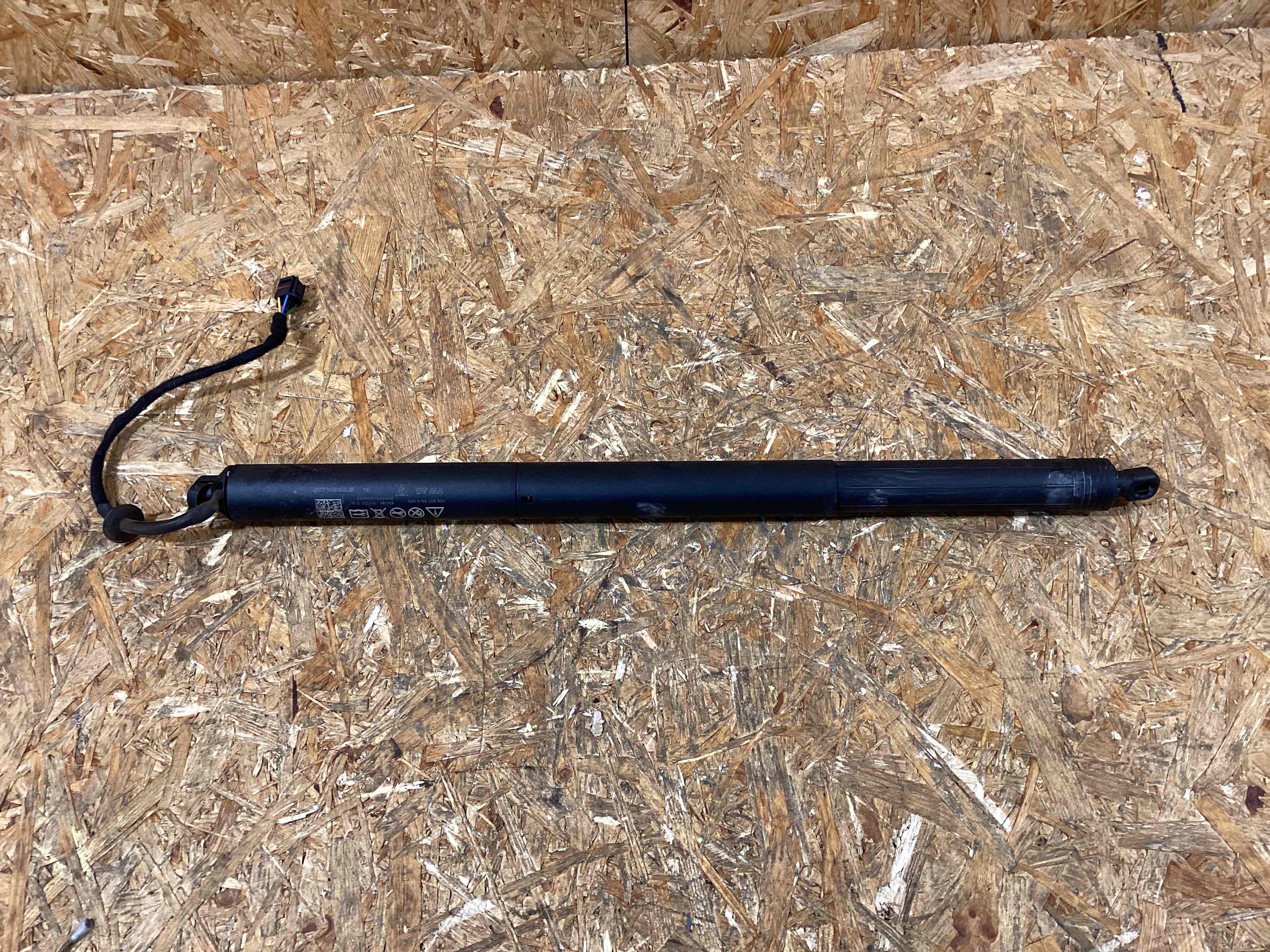 Амортизатор крышки (двери) багажника Porsche Macan 050226-113