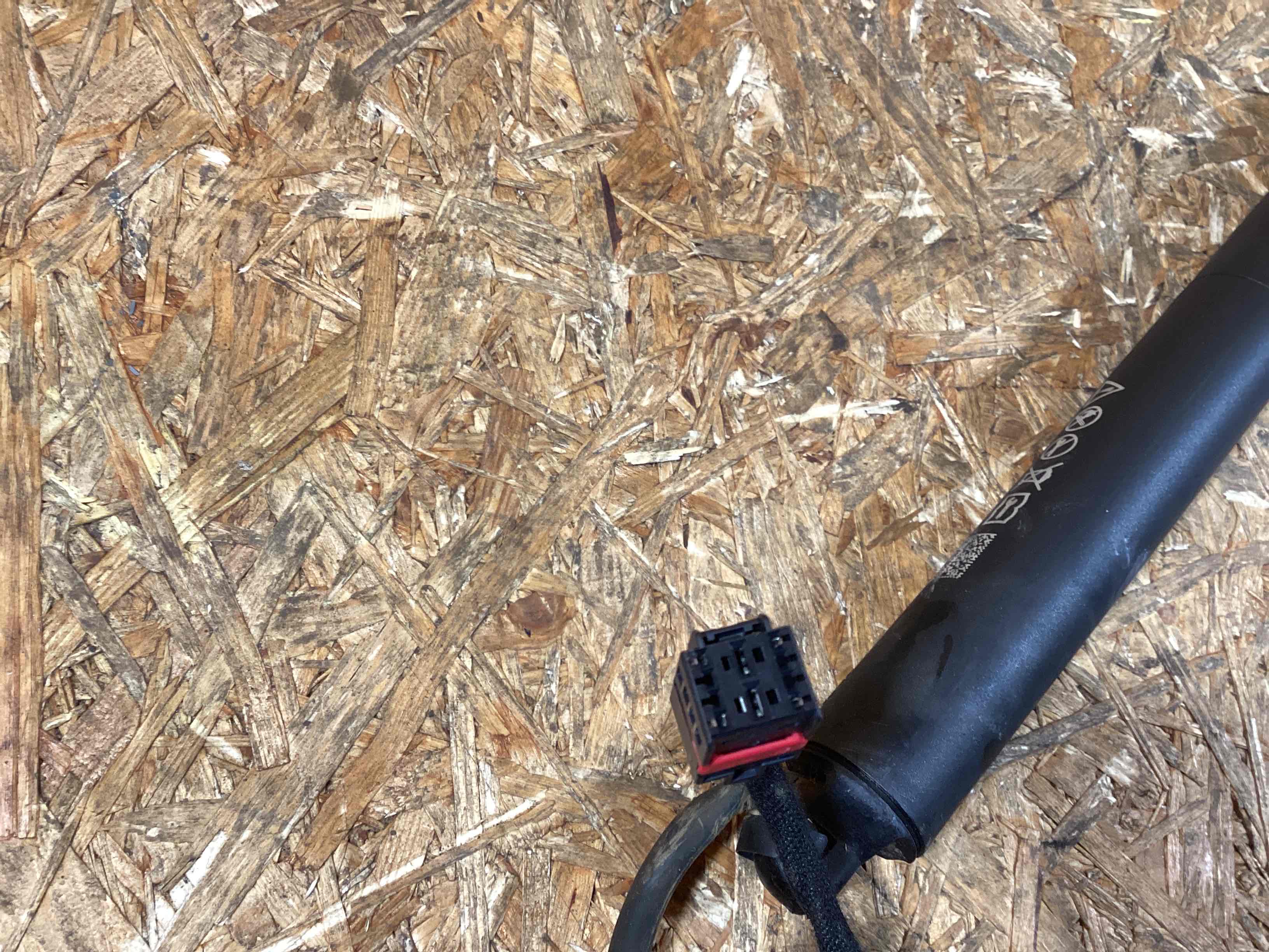 Амортизатор крышки (двери) багажника Porsche Macan 050226-113